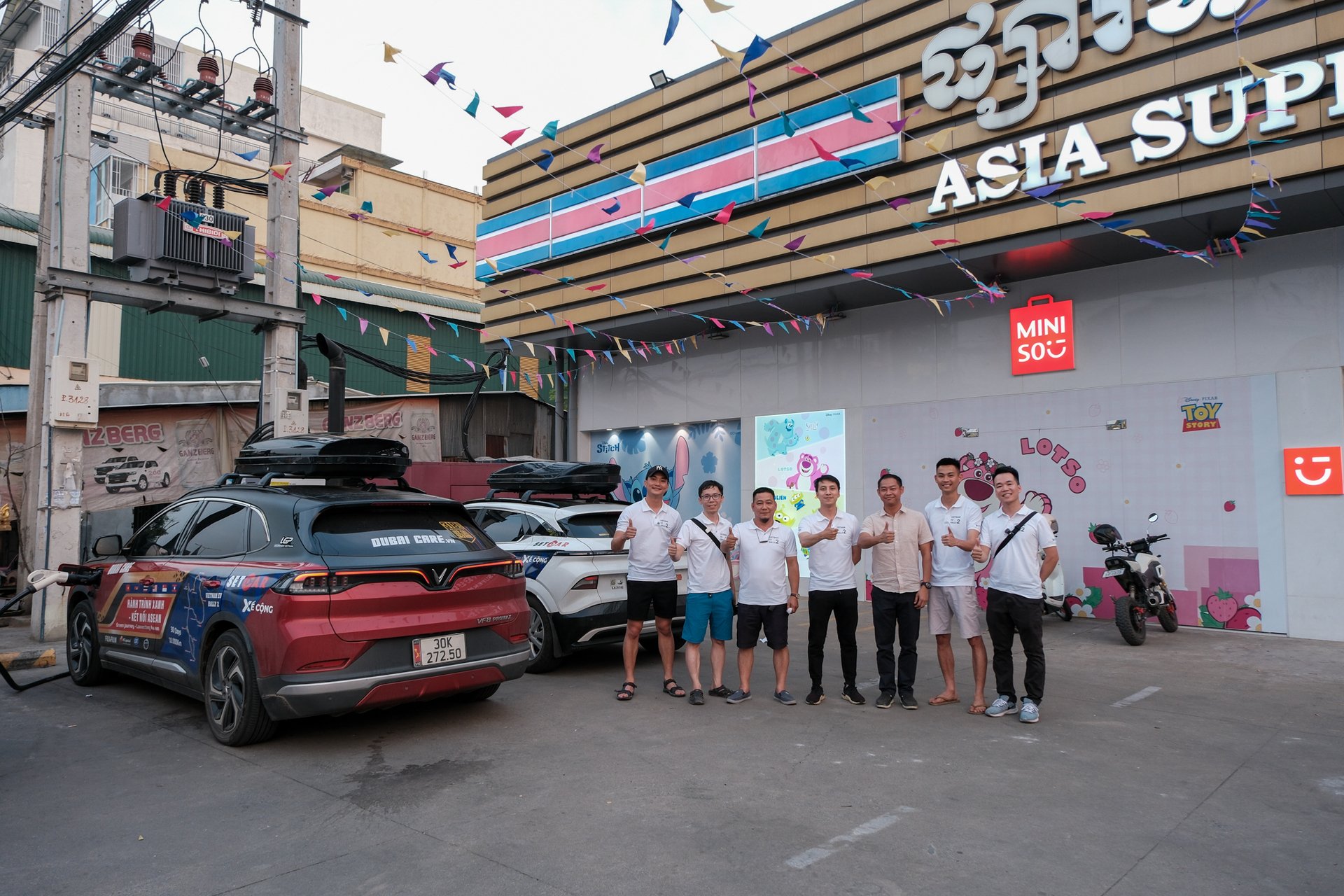 Một trong những điểm sạc xe điện tại Phnom Penh của Campuchia. Theo chia sẻ của anh Trọng, điểm sạc xe này có chi phí khá phù hợp, khoảng 9.000 VNĐ.