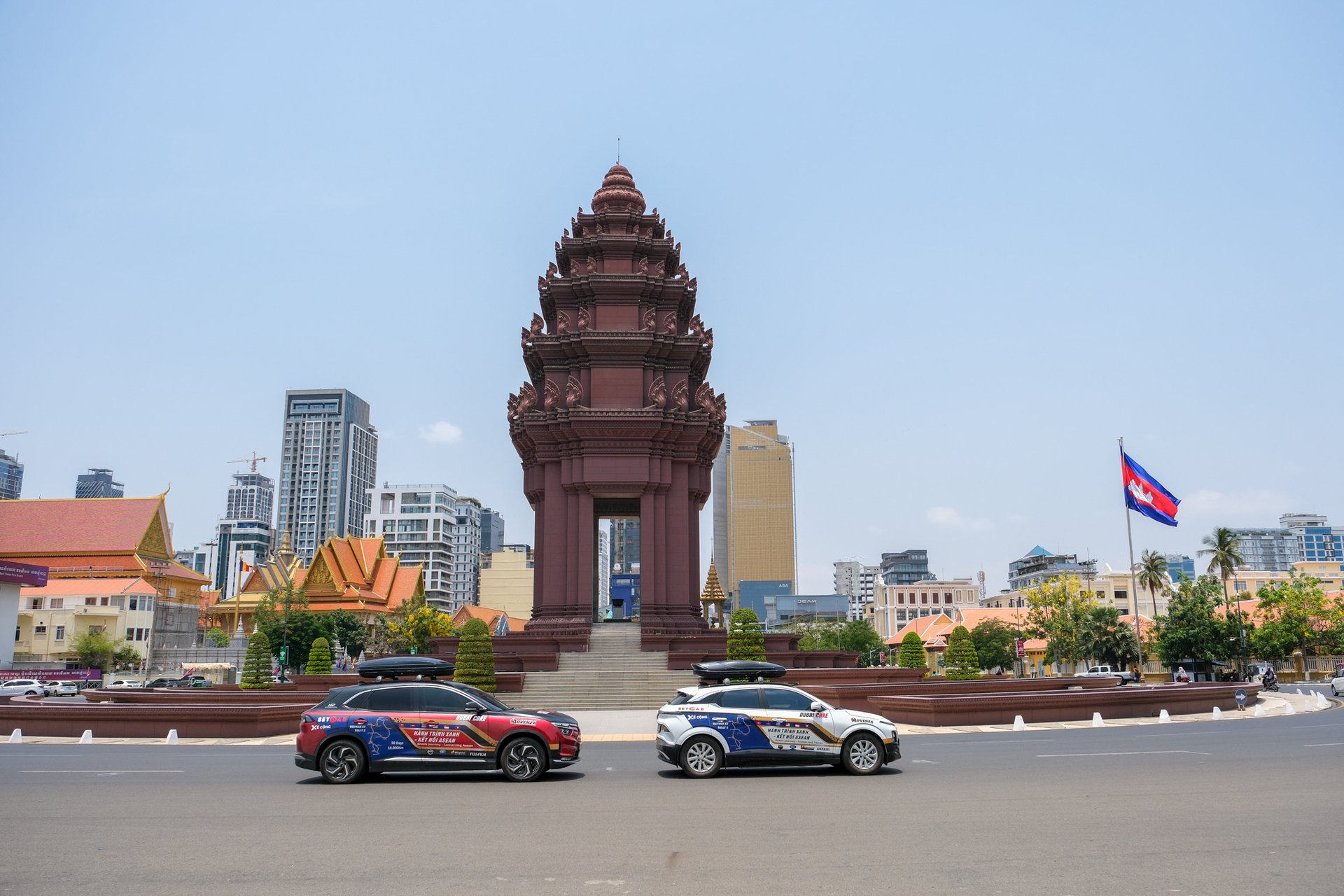 Sau 4 ngày di chuyển từ Hà Nội, Việt Nam, đoàn xe đã tới với thủ đô Phnom Penh của Campuchia.