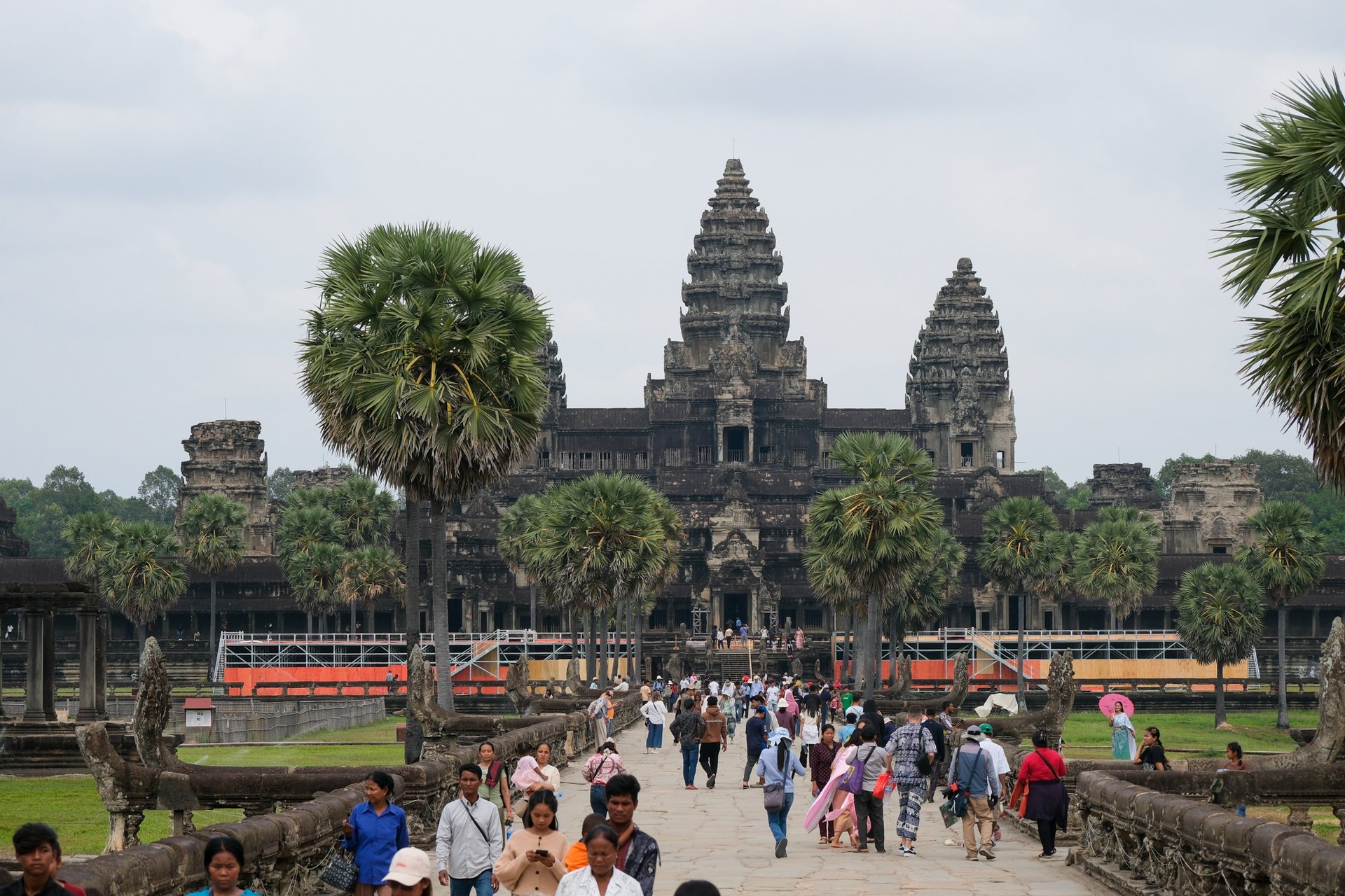Nằm ở tỉnh Siem Reap, tây bắc Campuchia, Angkor Wat là quần thể kiến trúc tôn giáo độc đáo và linh thiêng. Các công trình ở đây ghi dấu nhiều thời kỳ thăng trầm lịch sử của triều đại Khmer, từ thế kỷ thứ 9 đến thế kỷ 15 với 72 ngôi đền lớn cùng với một số ngôi đền nhỏ nằm rải rác trong khu vực. UNESCO đã công nhận Angkor Wat là Di sản thế giới từ năm 1992. Nơi đây không chỉ là một biểu tượng về văn hóa, tín ngưỡng, di sản lịch sử mà còn có giá trị cao về mặt kiến trúc, khảo cổ cũng như nghệ thuật.