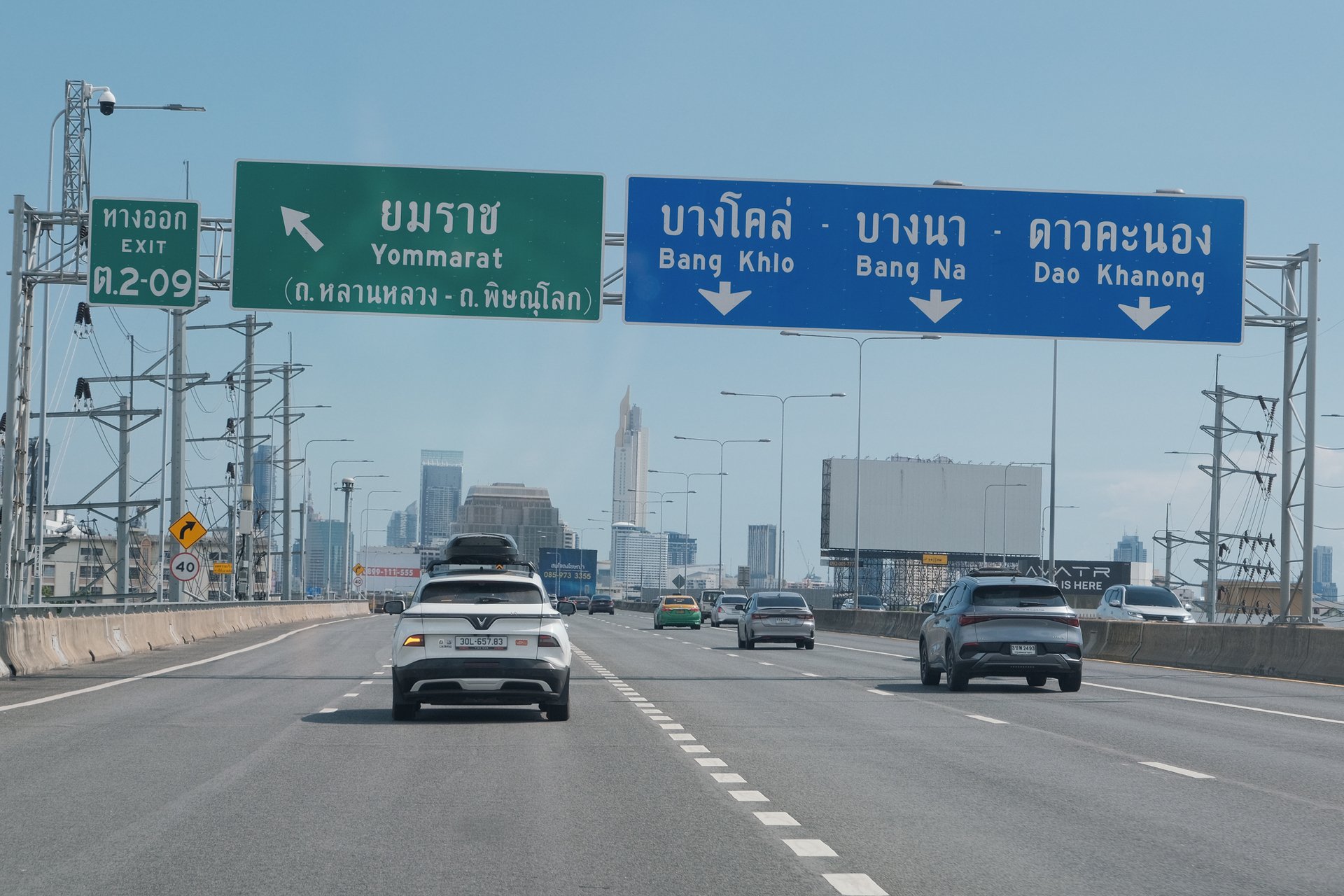 Khi di chuyển về các vùng quê sẽ gặp đường không có vạch phân cách cứng. Do vị trí vô lăng của xe mình bên tay trái, tim đường ở bên phải nên tầm nhìn sẽ bị bởi xe phía trước. Thông thường phải đi quá nửa xe sang làn đối diện thì vị trí người lái mới bắt đầu có tầm nhìn. Vì vậy, lưu thông trên đường tay lái nghịch và không có dải phân cách, các bạn mới đi lần đầu hãy hạn chế vượt xe hoặc phải đảm bảo có tầm quan sát với xe đối diện thì mới được vượt.