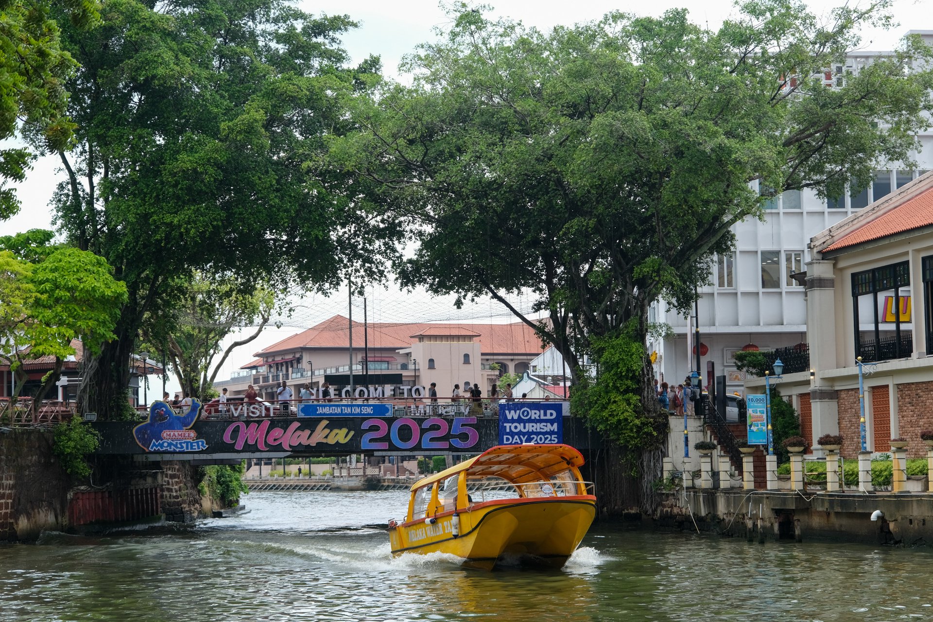 Malacca là một thành phố cổ được hình thành do vị trí địa lý thuận lợi cho giao thương hàng hải giữa các quốc gia cổ đại. Nhờ bờ biển tuyệt đẹp và hướng gió thuận lợi, thành phố cổ Malacca trở thành nơi cập bến của các tàu thuyền lớn và trở thành thương cảng sầm uất, sôi động qua nhiều thế kỷ.