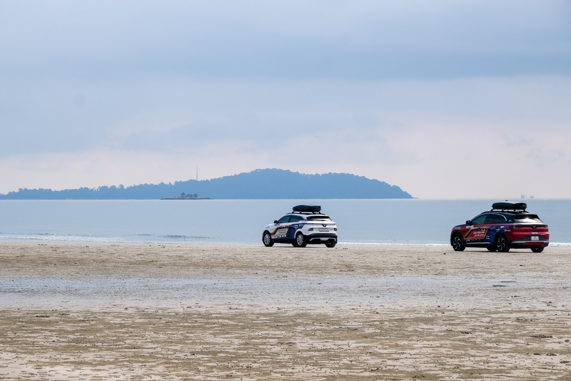 Kuantan nổi tiếng với những bãi biển tuyệt đẹp, thu hút du khách bởi cát trắng mịn, nước biển trong xanh và các hoạt động thể thao biển. Một trong những bãi biển đẹp nhất Kuantan là Teluk Chempedak (hay Palm Beach) với bờ cát trắng dài và nước biển xanh ngọc bích.