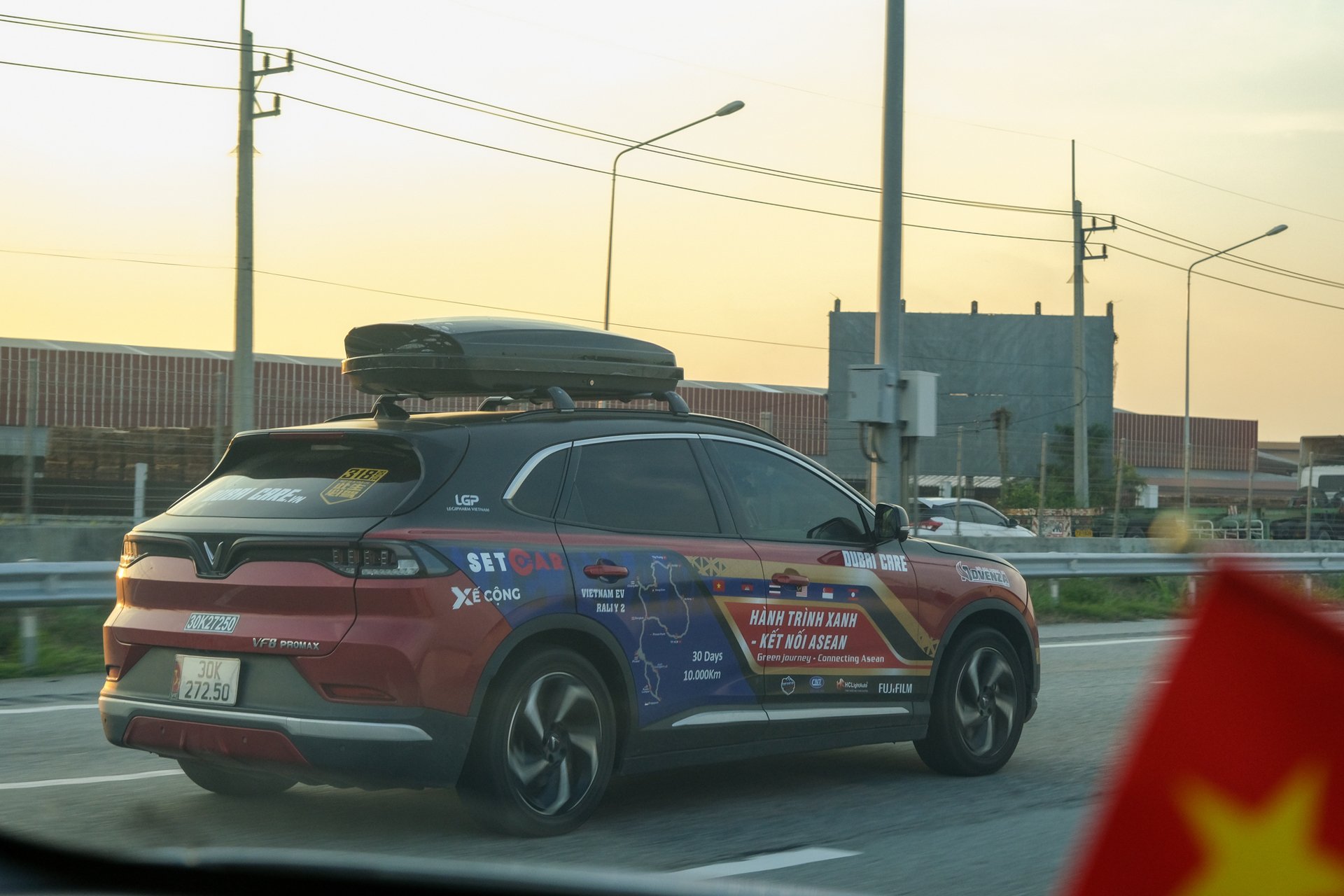 Trong quá trình di chuyển từ Hà Nội tới cửa khẩu Mộc Bài (Tây Ninh), thời tiết tiết nắng nóng khắc nghiệt, có những lúc xe sạc đầy pin chỉ chạy được 200km. Tuy nhiên, với hệ thống trạm sạc phủ rộng khắp và cùng với kinh nghiệm đi xuyên Việt nhiều lần khó khăn đã được khắc phục.