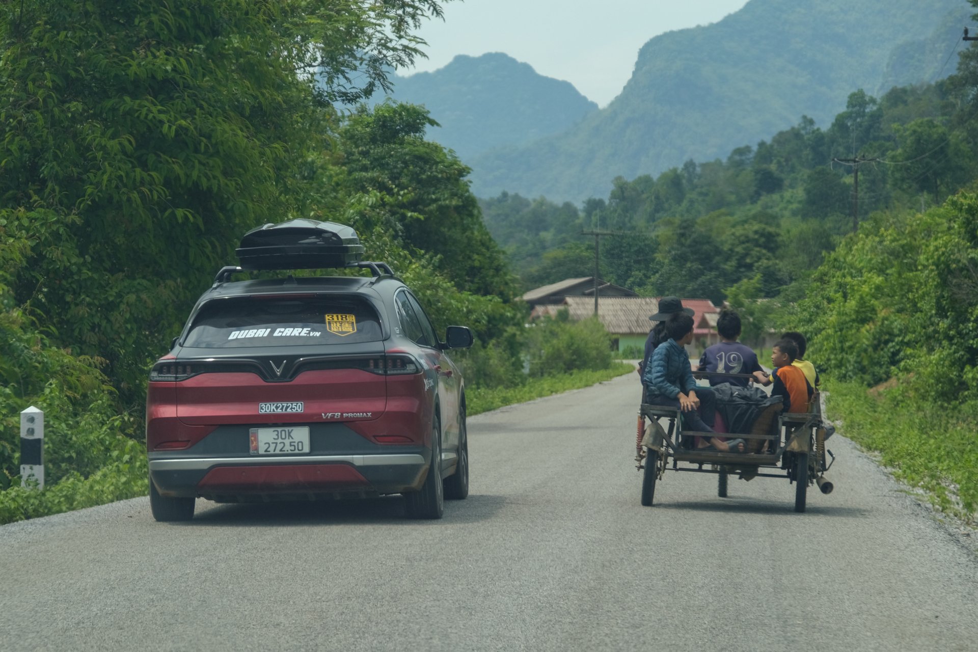 Đường tại Vangvieng, Lào. Theo anh Trọng, Vangvieng ẩn mình giữa mênh mông rừng núi như một nàng sơn nữ đang say giấc nồng giữa đại ngàn, Vang Vieng được biết đến là điểm đến không thể bỏ lỡ dành cho những người yêu thiên nhiên.
