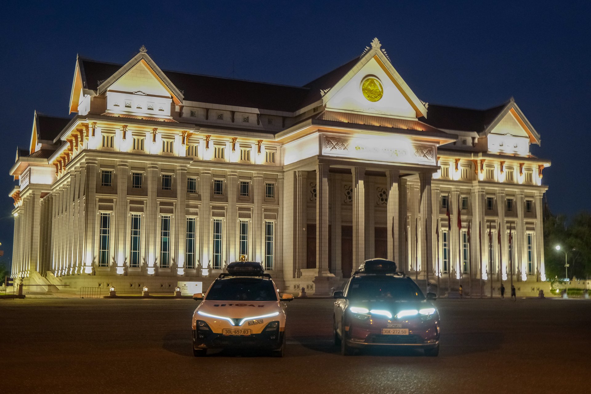 Sau khoảng 25 ngày di chuyển từ Việt Nam, sang Campuchia, tới Thái Lan, sang Malaysia, tới Singapore, cả đoàn đã về tới Lào để nhập cảnh về Việt Nam. Quãng đường từ Singapore về Lào mất khoảng 10 ngày.
