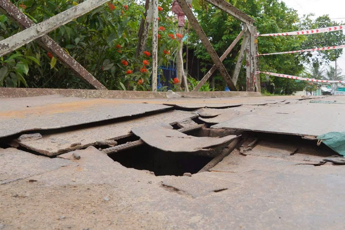 Mặt cầu Bà Lễ bị thủng lỗ, bị sập không phải là chuyện bất ngờ vì người dân địa phương đánh giá cầu đã quá 'già'