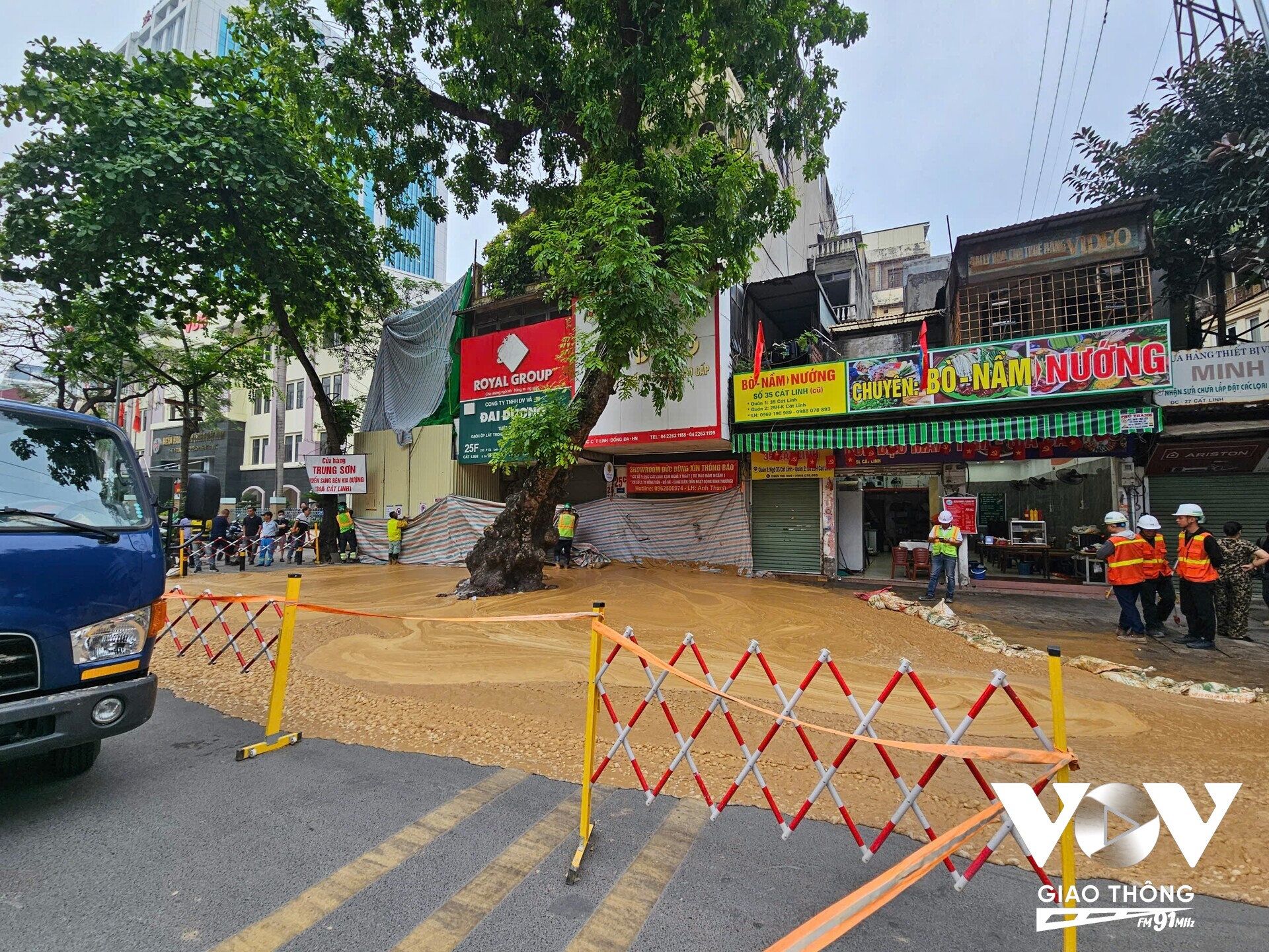 Hiện các cơ quan chức năng đang tiến hành xử lý hiện trường