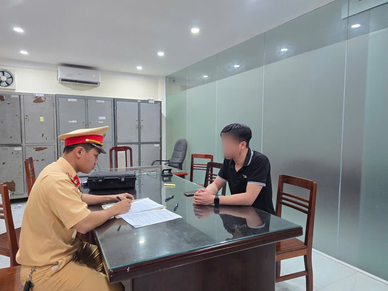Với lỗi đi lùi xe trên cao tốc, tài xế sẽ bị phạt 35 triệu, trừ 10 điểm Giấy phép lái xe.