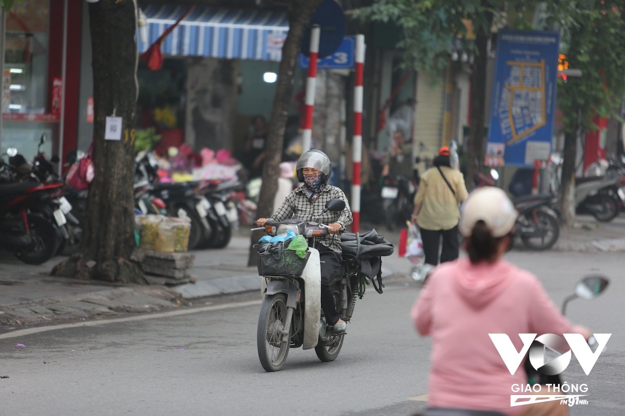 Mặc dù nền nhiệt giảm không đến mức quá lạnh nhưng với nhiều người lao động phải ra đường sớm đều phải chuẩn bị cho mình áo khoác mỏng chống lạnh