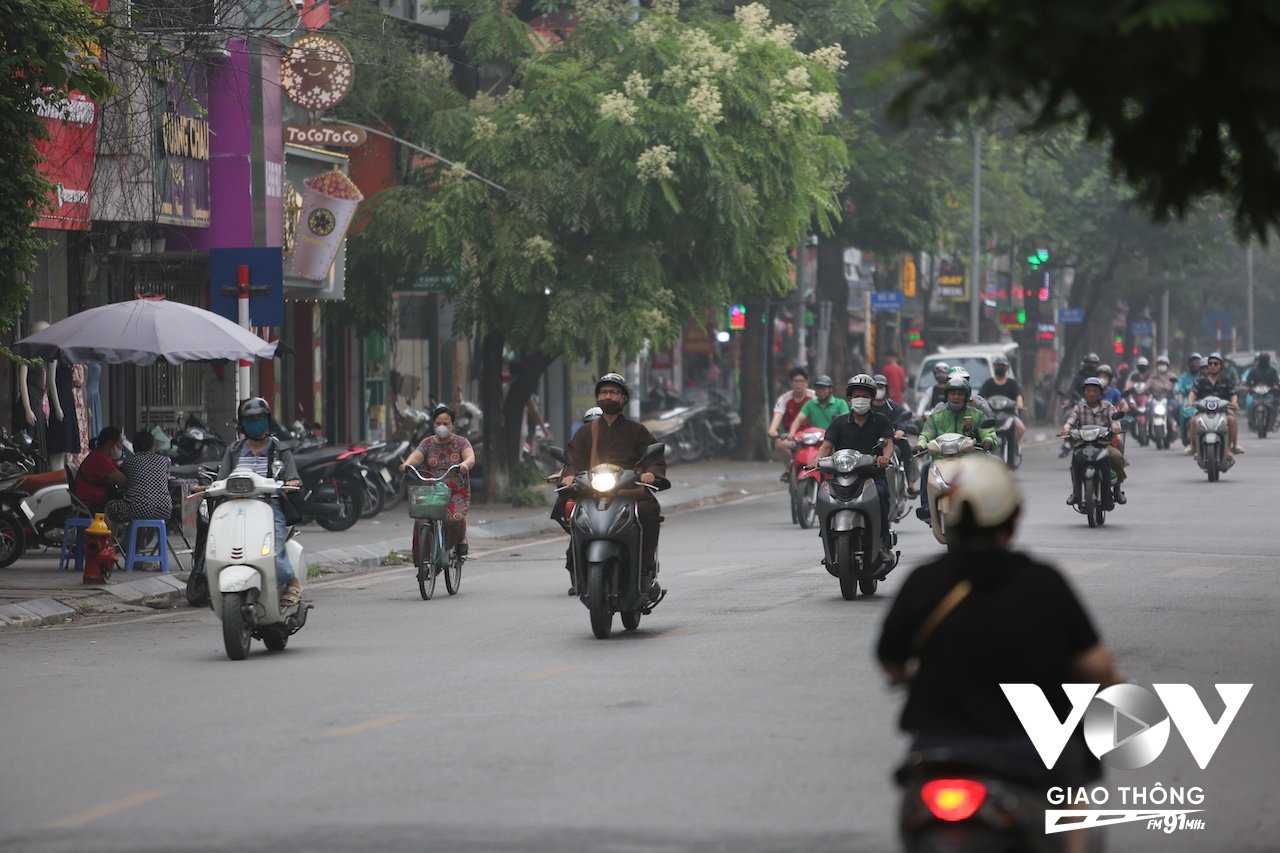 Với người Hà Nội, đây có lẽ là khoảng thời gian với thời tiết khá kỳ lạ, khi giữa mùa hè nhưng lại xuất hiện nhiều đợt không khí lạnh