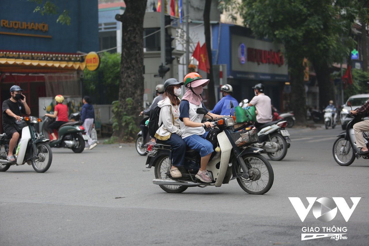 Đợt lạnh kéo dài gần 1 tuần khiến nhiều người phải dùng áo khoác khi ra đường