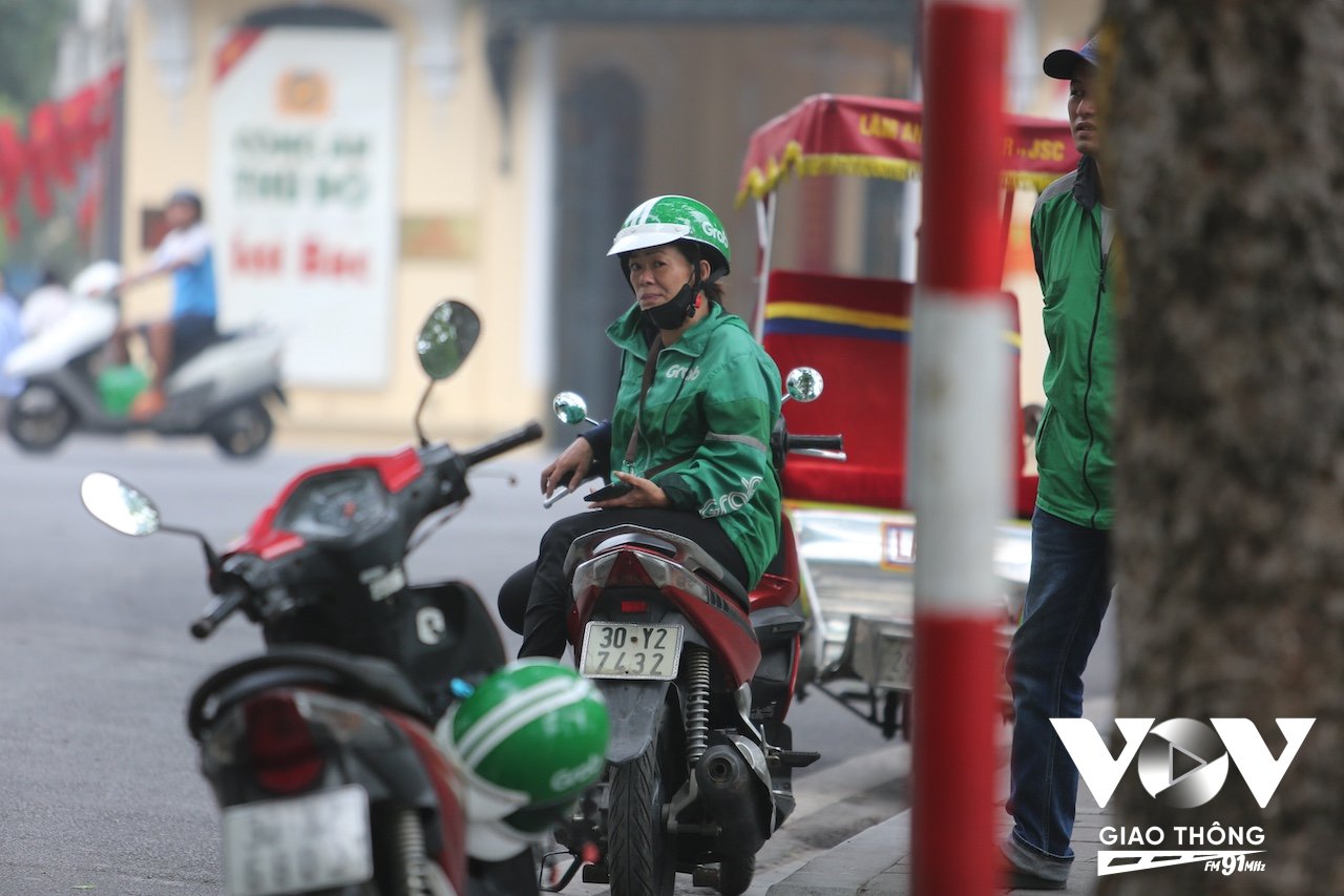Những người làm dịch vụ chở khách phải trang bị áo khoác ấm vì di chuyển cả ngày trên đường