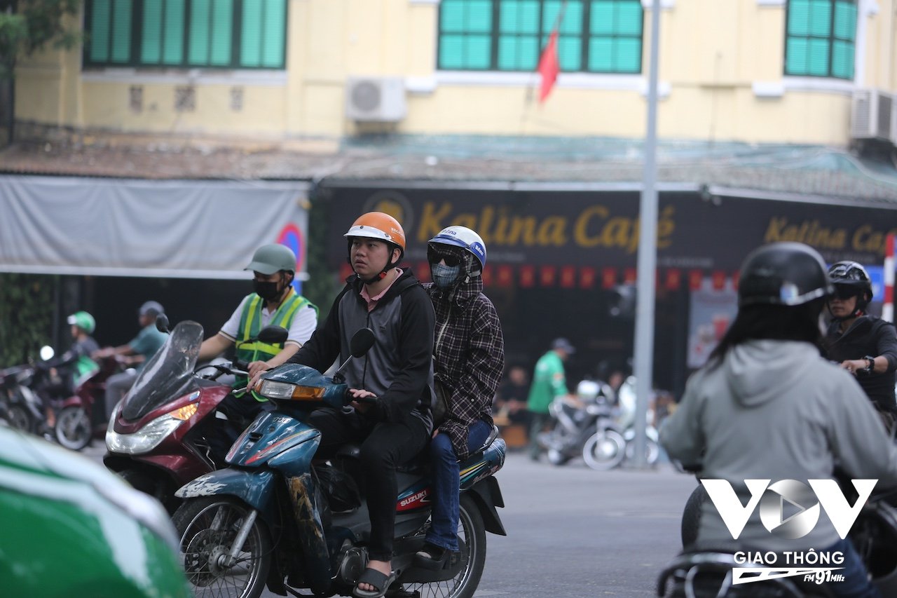 Dù có người chỉ coi đây là khoảng thời tiết mát mẻ nên vẫn mặc áo cộc tay nhưng hầu hết mọi người ra đường đều mặc thêm áo khoác. Cảnh tượng khá kỳ lạ giữa mùa hè