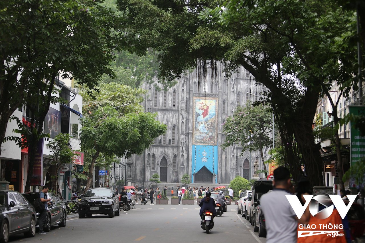 Sương mù kéo dài đến trưa vẫn chưa tan, dù nắng đã hửng