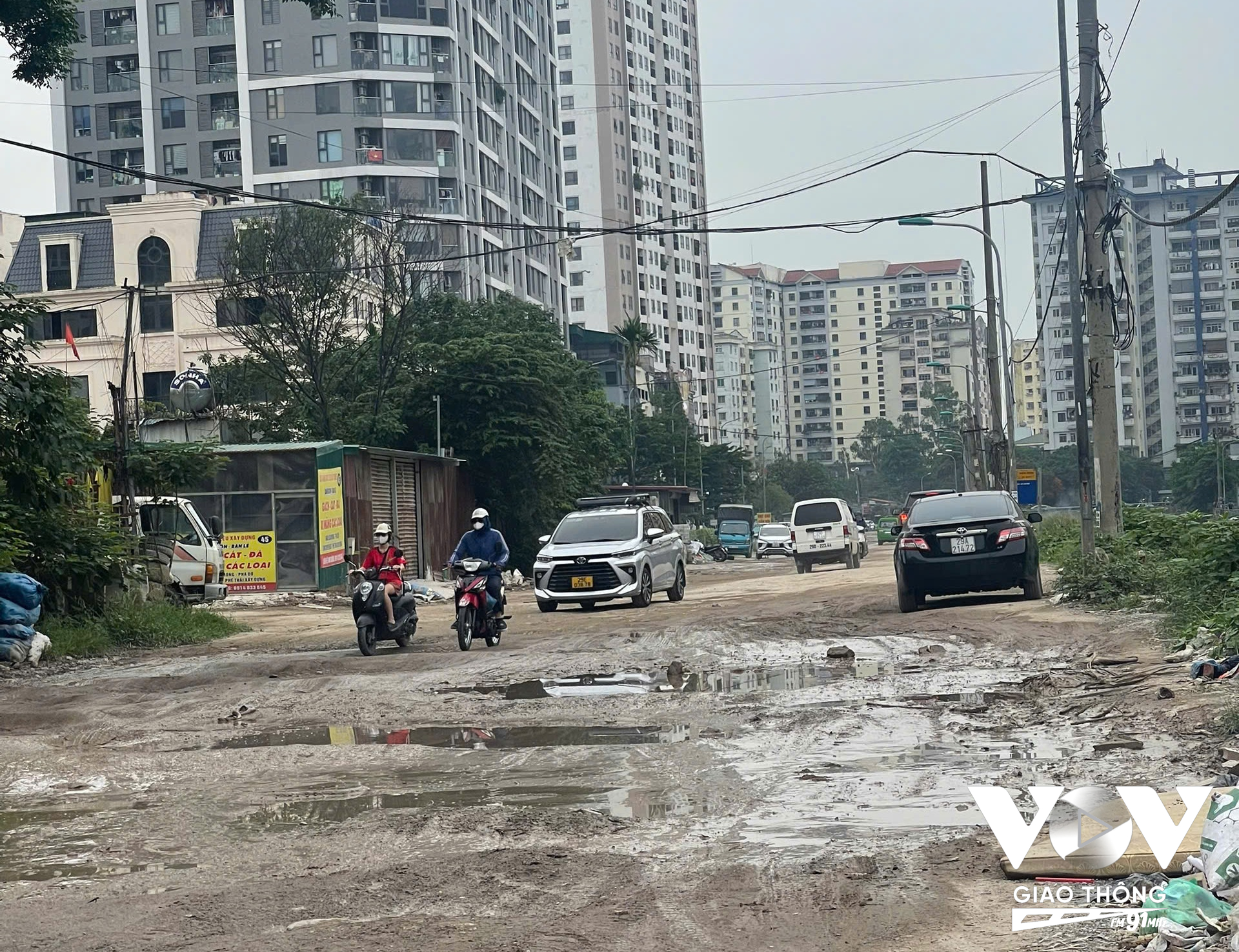 Đoạn đường Nguyễn Cảnh Dị, sát cạnh cầu Định Công từ lâu đã là nỗi ám ảnh của người dân