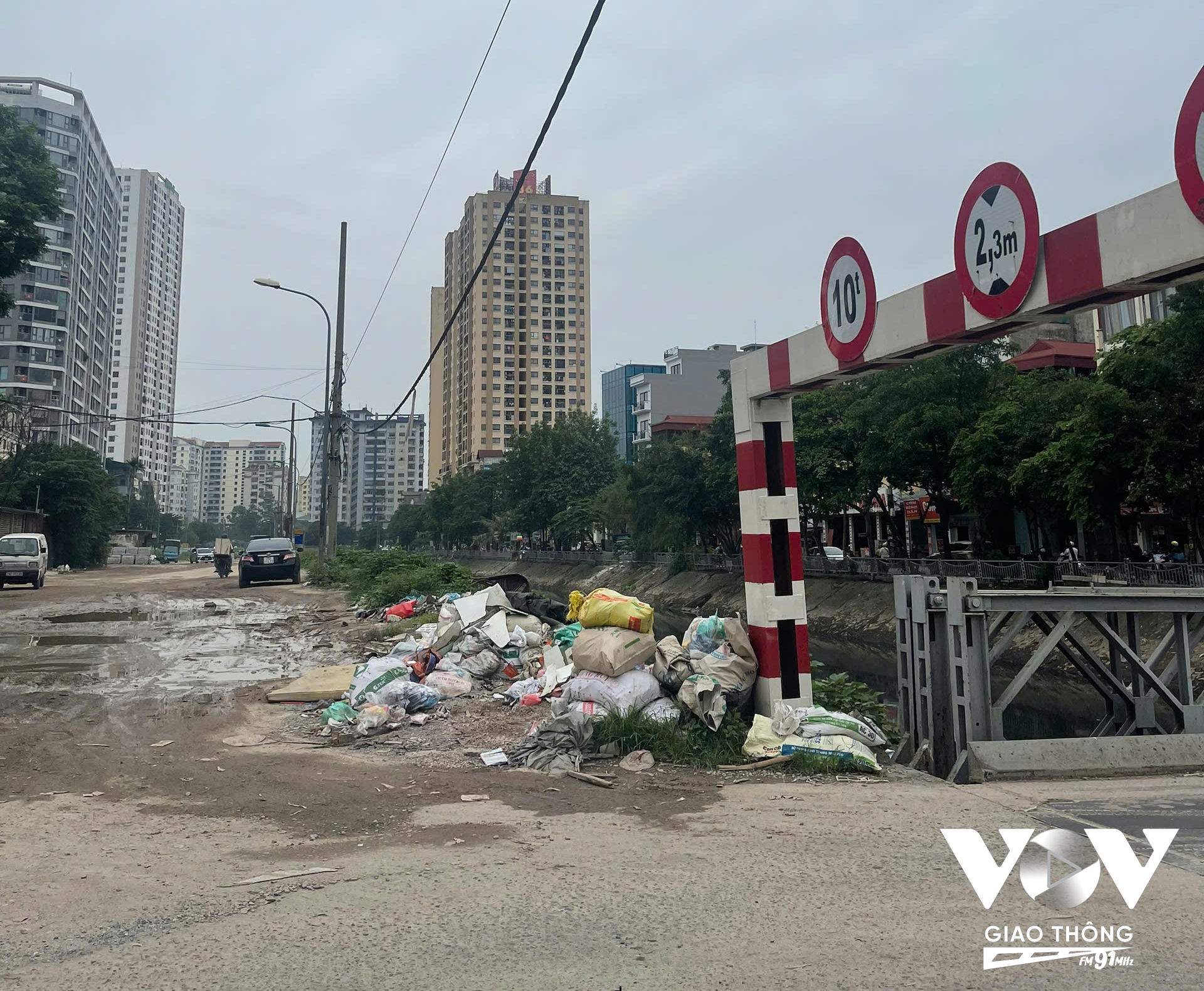 Rác thải chất đống bừa bãi, chiếm trọn vỉa hè và một phần lòng đường