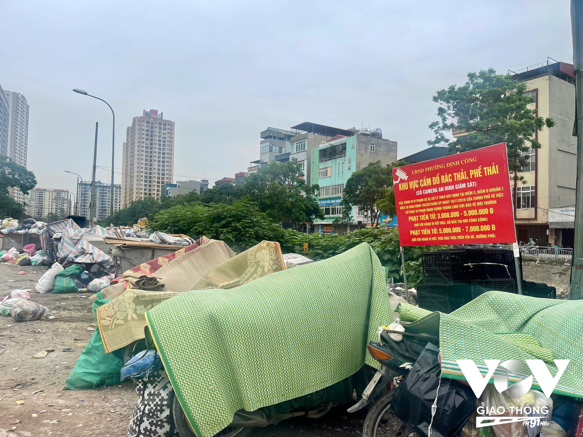 Bãi tập kết rác nằm ngay dưới biển cấm đổ rác