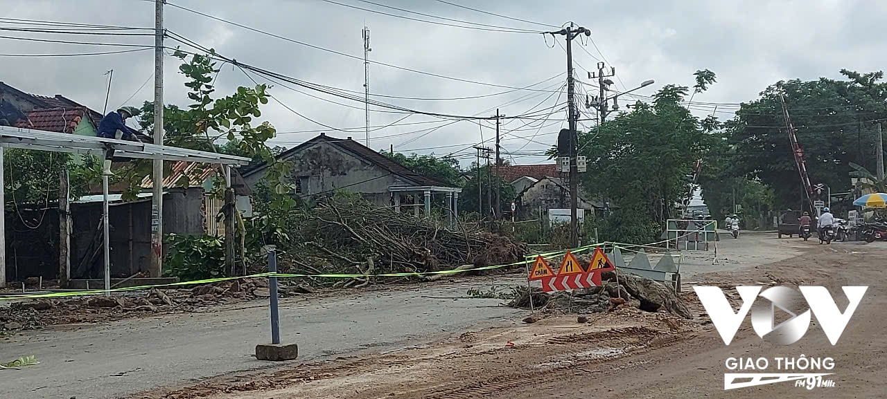 Điểm găng nhất của dự án QL14E hiện nay là vị trí nút giao cầu vượt đường sắt tại Km15+270 (xã Bình Quý, Thăng Bình) mặc dù địa phương rất tích cực nhưng đến nay mới bàn giao được 1 phần mặt bằng.