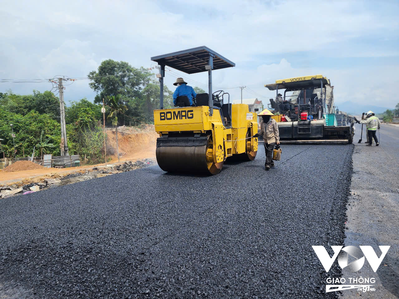 Dự án Hòa Liên - Túy Loan, phần đường đã thảm bê tông nhựa ½ làn đường mở rộng (11,47km), làn đường cũ cũng đã hoàn thành hơn 3km.