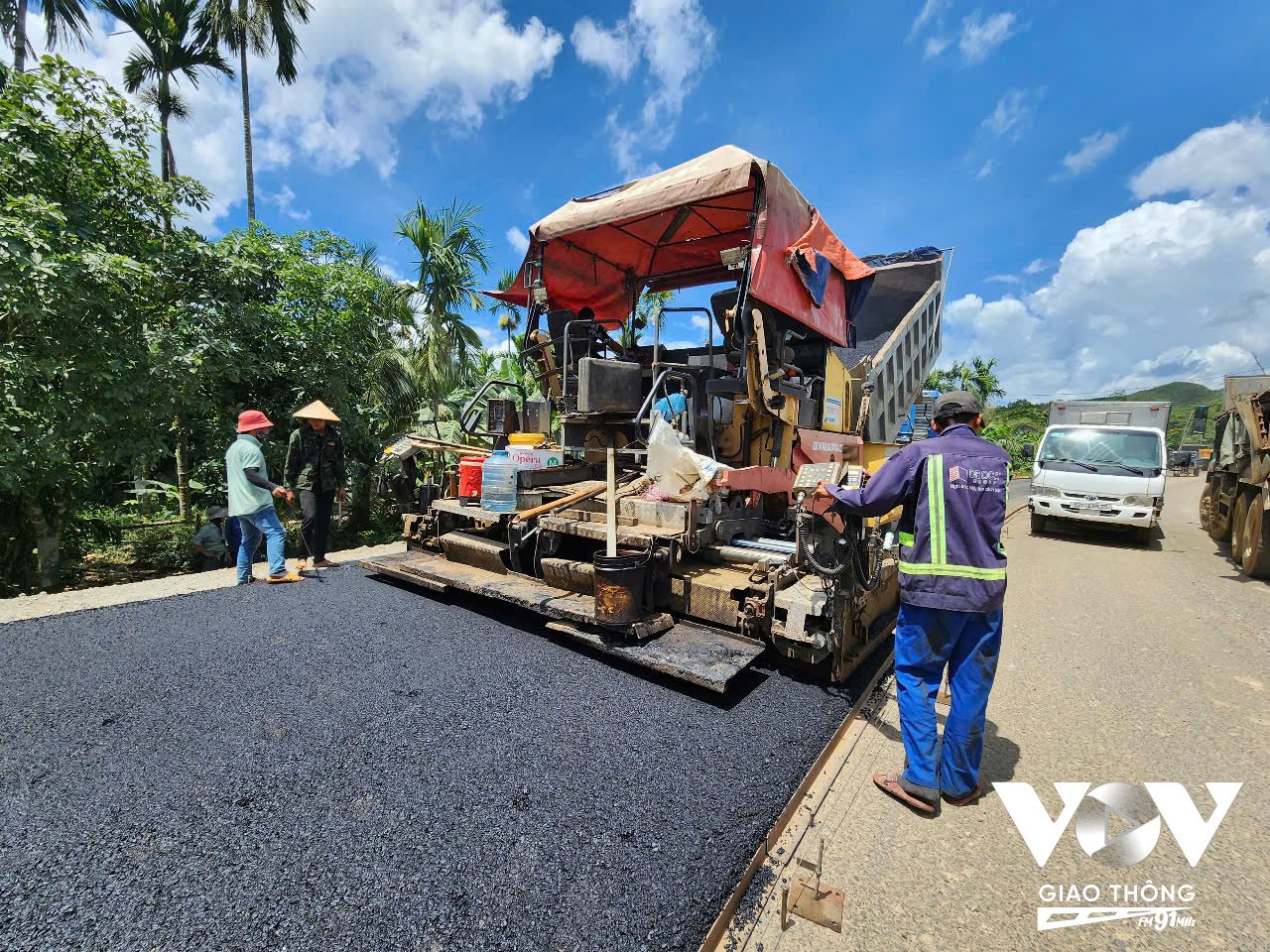 Hiện toàn tuyến QL14E đã thảm bê tông nhựa được 21km, nếu trong tháng 6, địa phương bàn giao đầy đủ mặt bằng sạch, các nhà thầu cam kết sẽ hoàn thành dự án trước 31/12/2025.