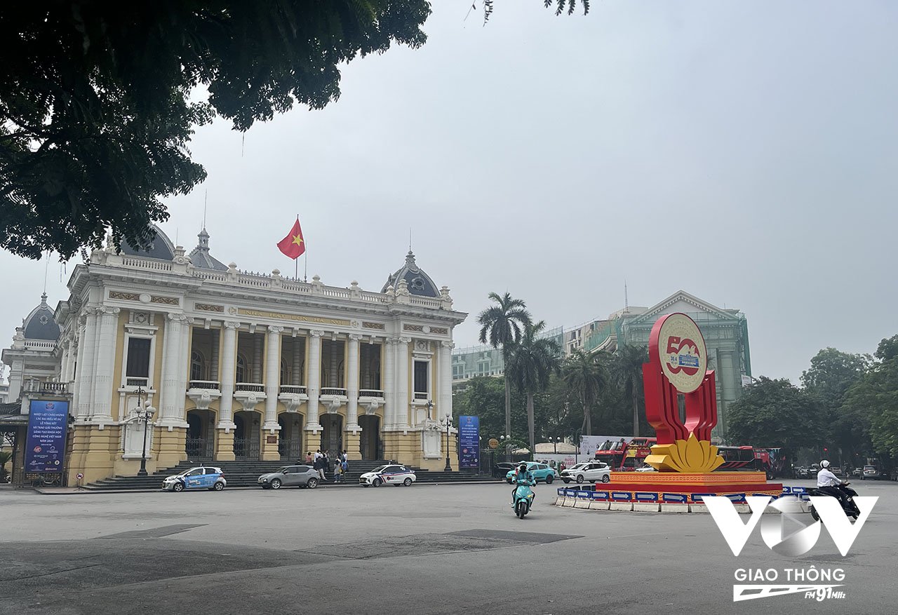 Khắp phố phủ màn sương mù khá dày đặc, đặc biệt sáng sớm nay rất giống với giữa mùa đông