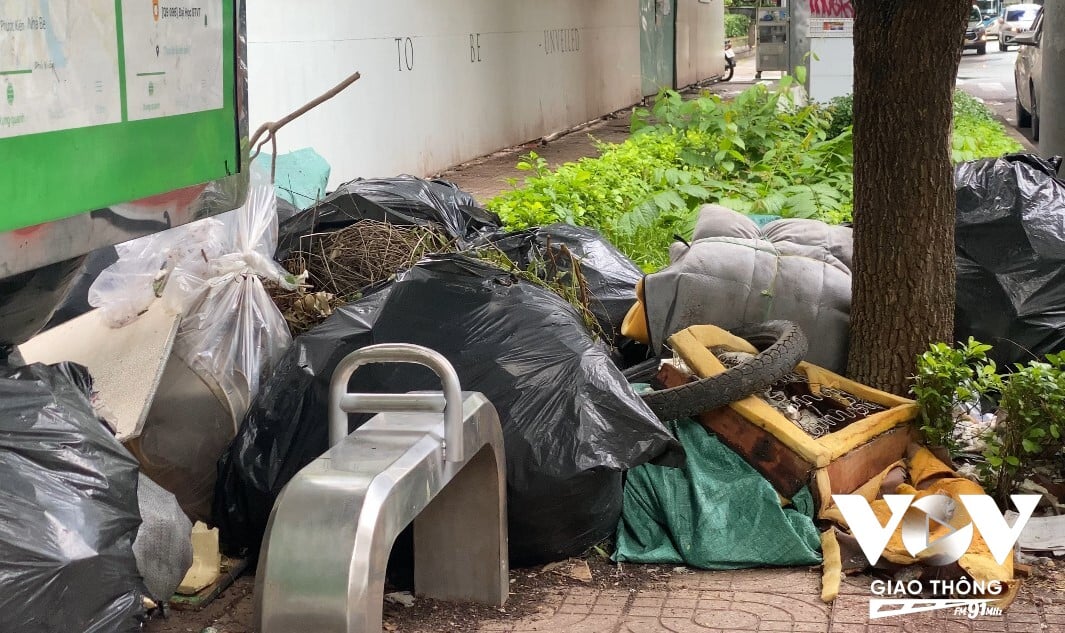 Nhiều người cho rằng nếu tăng tiền thu gom xử lý rác quá cao người dân ở một số khu vực không đóng sẽ vứt bừa bãi ở những bãi đất trống.