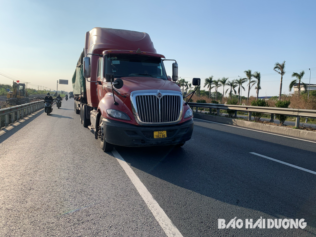 Phương tiện tham gia giao thông trên quốc lộ 5, đoạn gần khu công nghiệp Lai Vu (Ảnh: Báo Hải Dương)