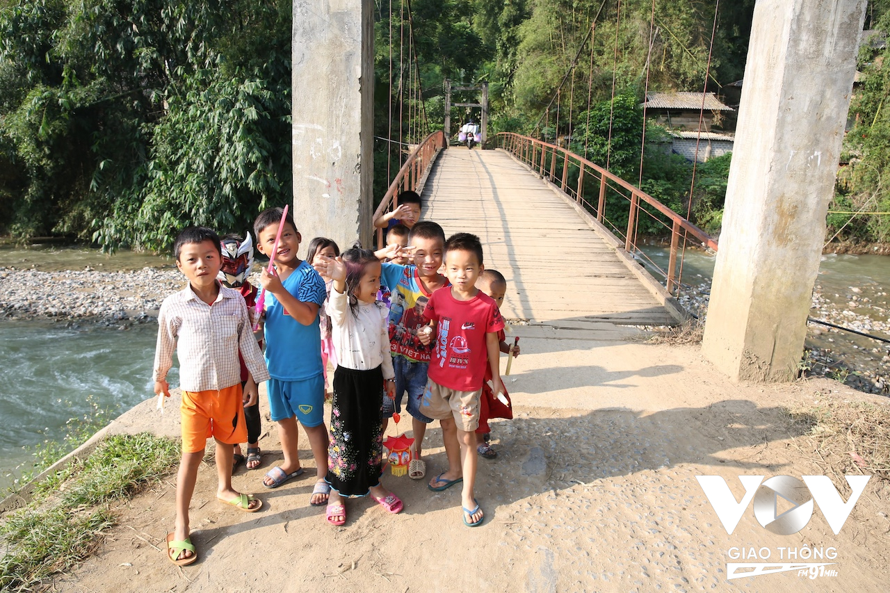 Những em bé ở vùng cao Yên Bái. Khác với trước đây cuộc sống rất khó khăn thì ngày nay, trẻ em ở miền núi, vùng sâu vùng xa cũng đã được chăm sóc tốt hơn