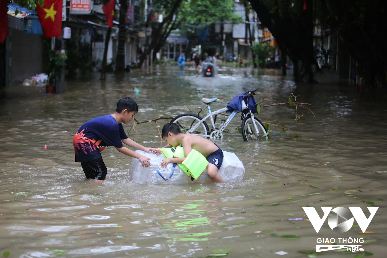 Những đứa trẻ thành phố vui đùa với nước trong lần đầu tiên thấy cảnh ngập lụt khắp đường phố trong trận lụt lịch sử tháng 9/2024...