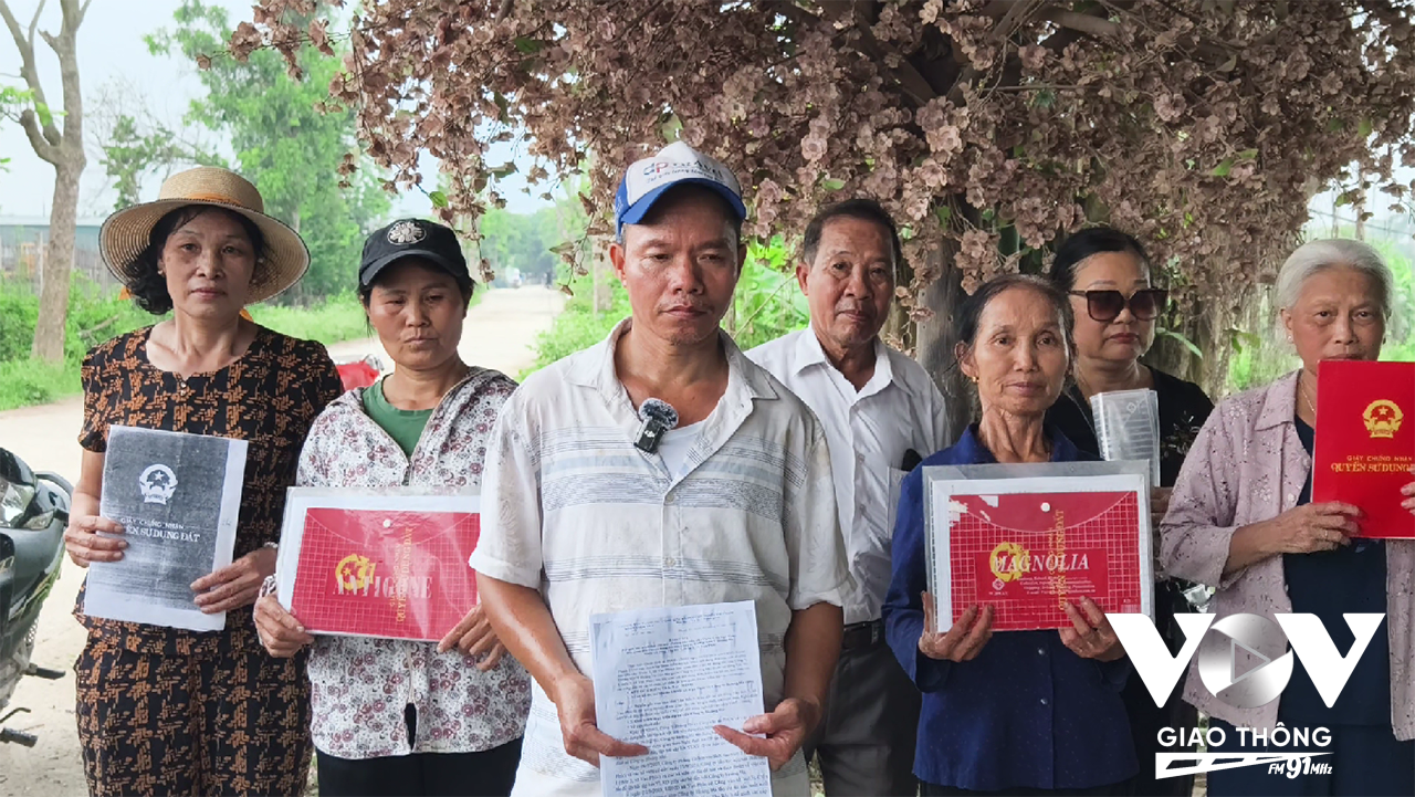 Bà Đặng Thị Thanh, ông Hoàng Văn Hòa và các hộ dân thôn 2, thôn 3 xã Vạn Phúc vẫn kiên định tin vào cán cân công lý, hy vọng một ngày được lấy lại đất nông nghiệp.