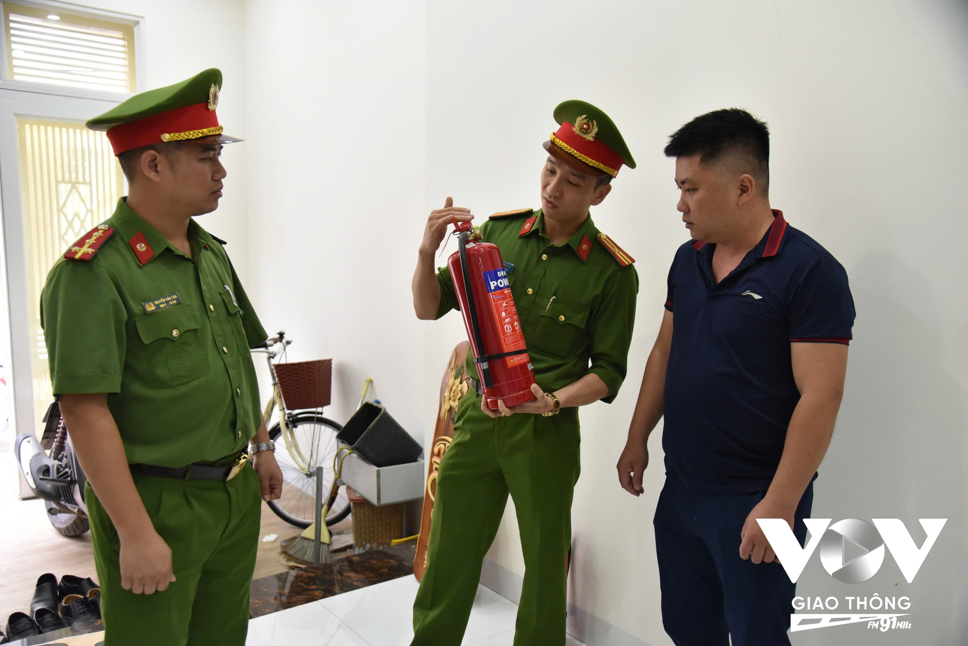 Cảnh sát PCCC&CNCH phối hợp với các đơn vị tổ chức tuyên truyền, phổ biến kiến thức, tập huấn cho người dân, vận động các hộ gia đình mở lối thoát nạn thứ 2