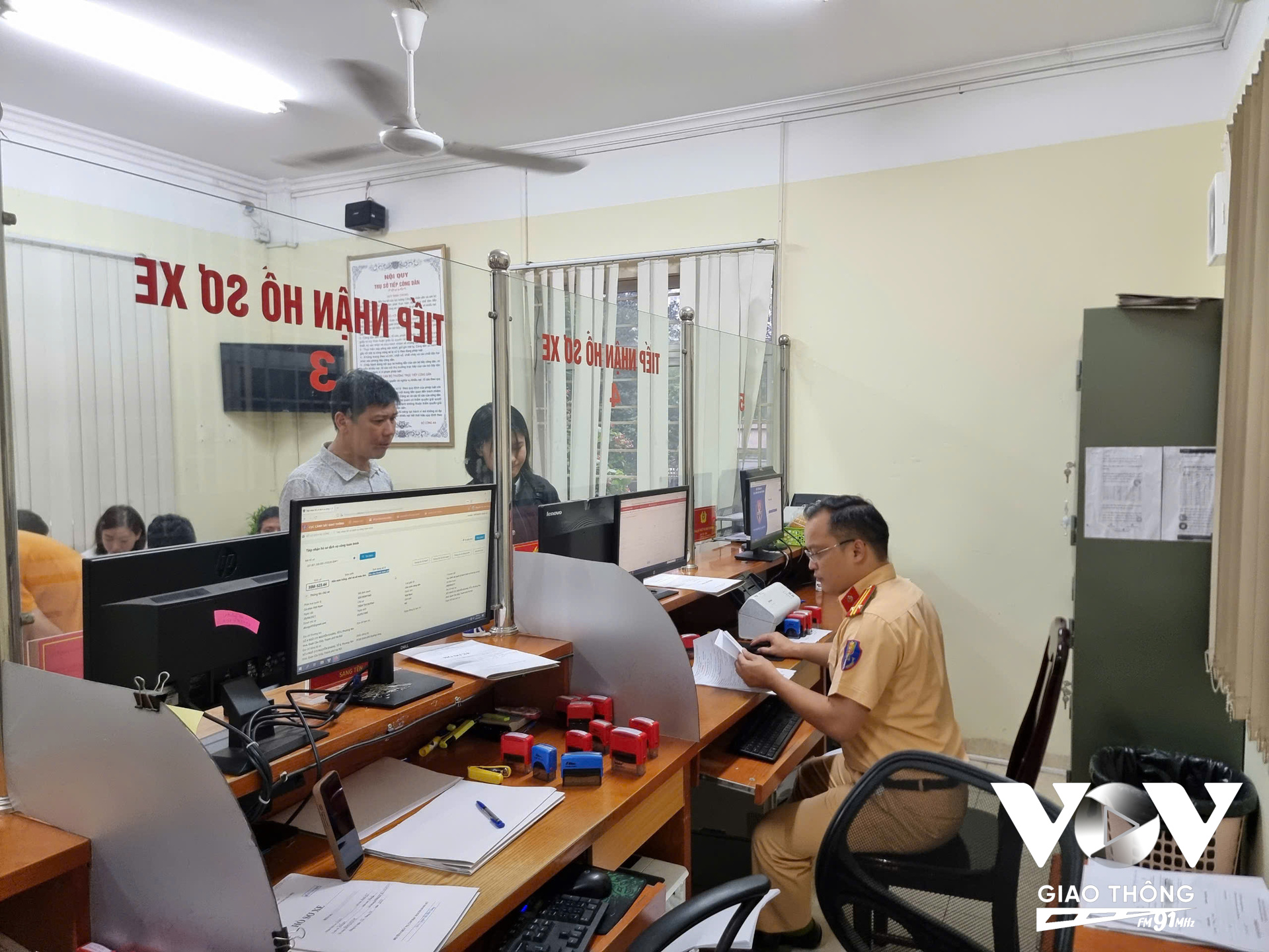 Cán bộ xử lý nghiệp vụ trên nền tảng dữ liệu điện tử