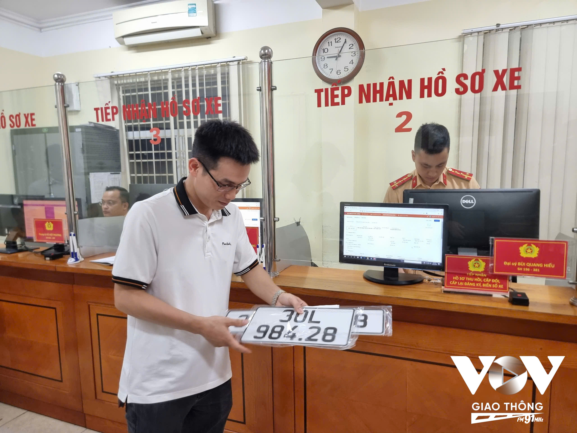 Người dân nhận kết quả tại trụ sở