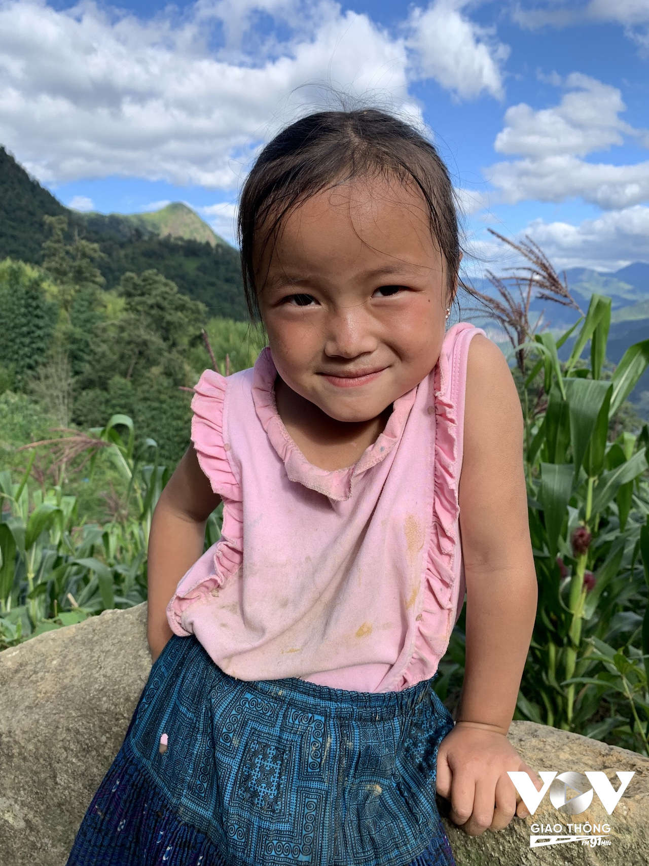 Một bé gái ở Hầu Thào, Sa Pa... Sa Pa là địa phương phát triển du lịch rất sớm, kéo theo đó là các em nhỏ người dân tộc thường đã phải theo chân cha mẹ hoặc tự đi một mình bán hàng lưu niệm cho khách du lịch để mưu sinh