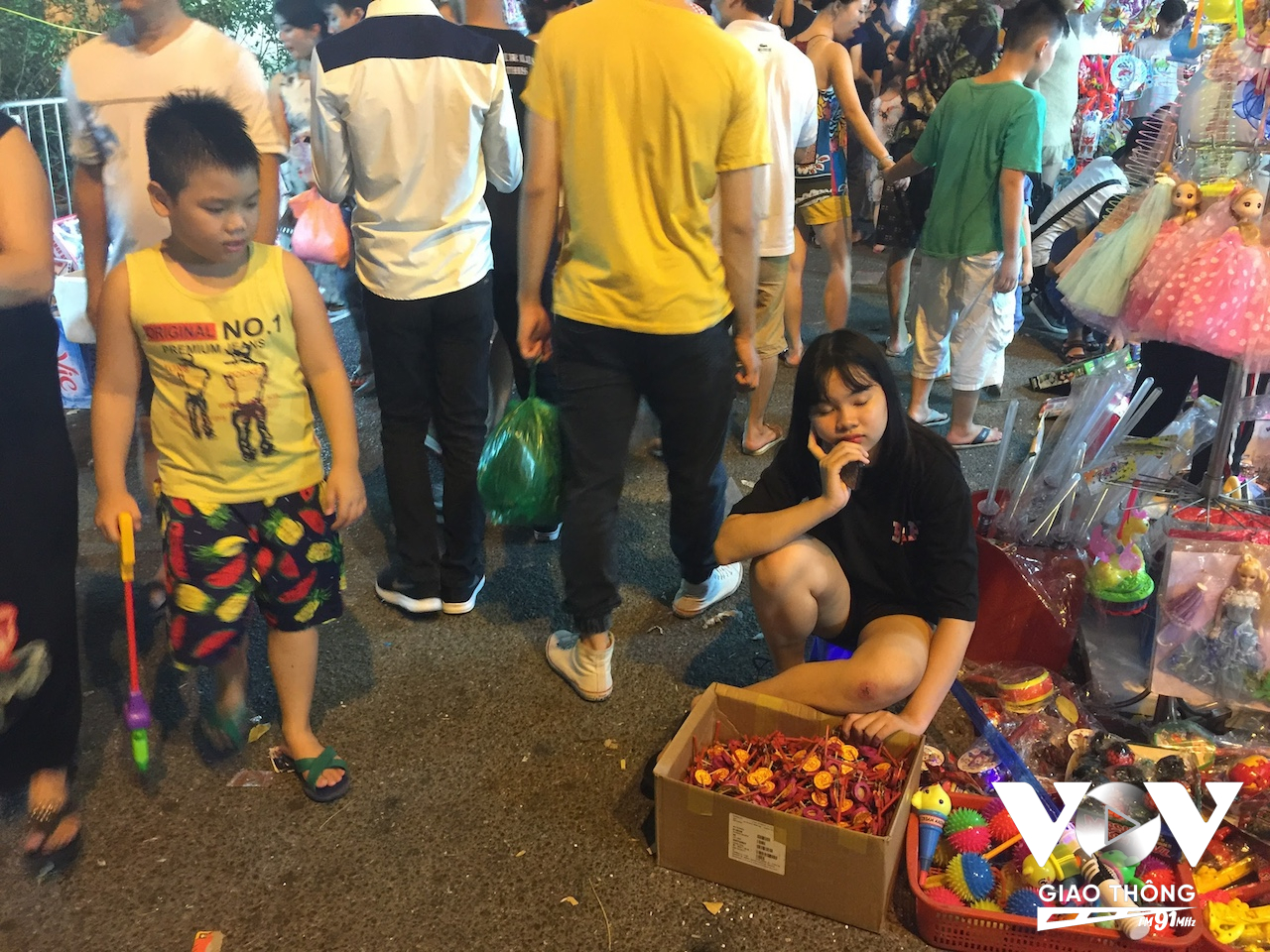 Không chỉ có trẻ em ở nông thôn phải lao động kiếm sống từ sớm, mà trẻ con ở thành phố cũng thường tham gia làm thêm phụ giúp gia đình, dù công việc chính của các em ở độ tuổi này là học tập và vui chơi...