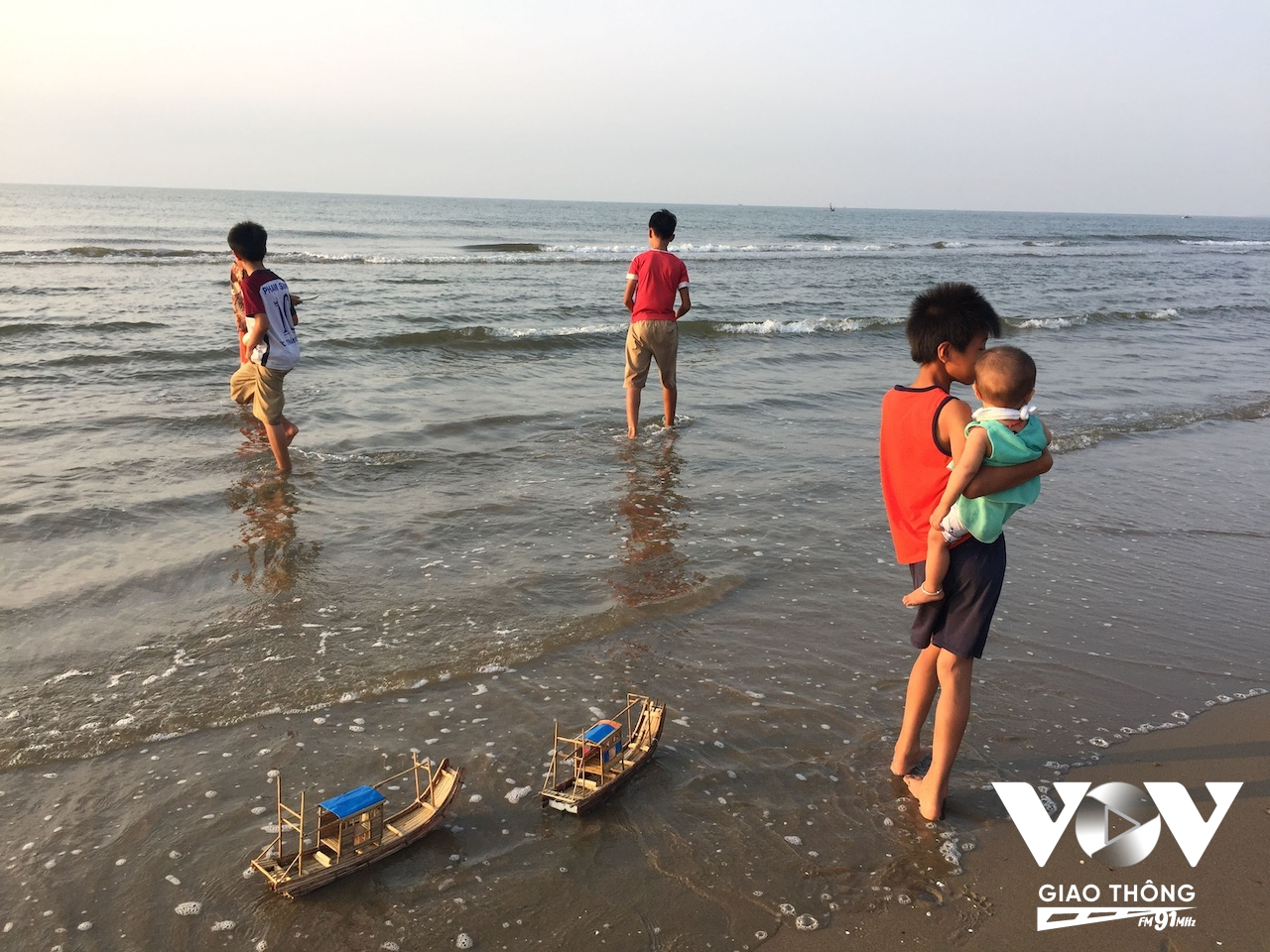 Trẻ em vùng biển và sân chơi hằng ngày của các em, cũng là bãi biển
