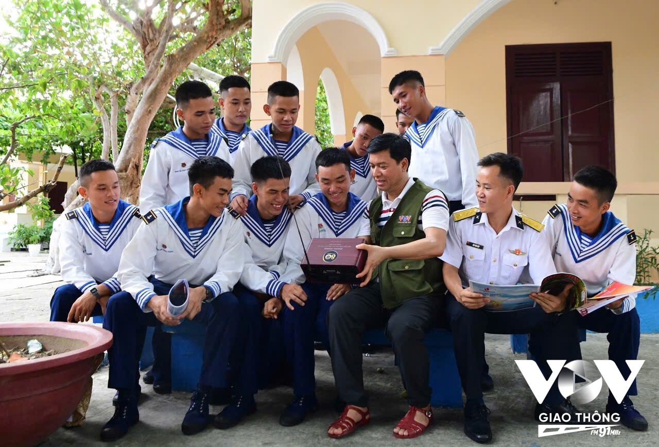 Phó Tổng Giám đốc Đài Tiếng nói Việt Nam Ngô Minh Hiển tặng quà cán bộ, chiến sĩ trên các đảo