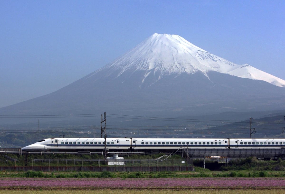 Hệ thống Shinkansen hiện tại – vốn đã có tuổi đời hàng chục năm – đang đứng trước áp lực phải đổi mới để đáp ứng nhu cầu ngày càng tăng. (Ảnh: Reuters)