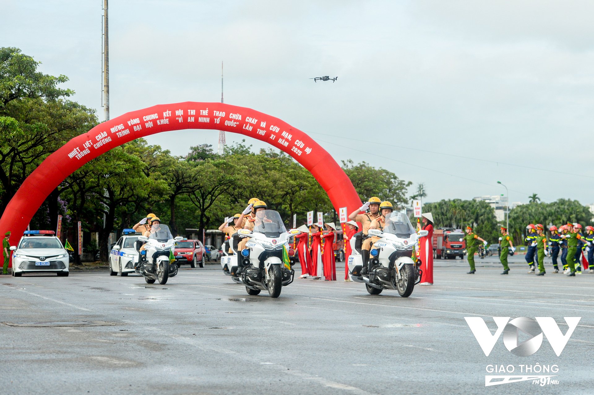 Trong công tác PCCC&CNCH, lực lượng Cảnh sát giao thông có vai trò quan trọng, bằng cách phối hợp với lực lượng PCCC chuyên nghiệp để đảm bảo an toàn giao thông trong quá trình chữa cháy, cũng như đảm bảo an ninh, trật tự trong khu vực xảy ra cháy.