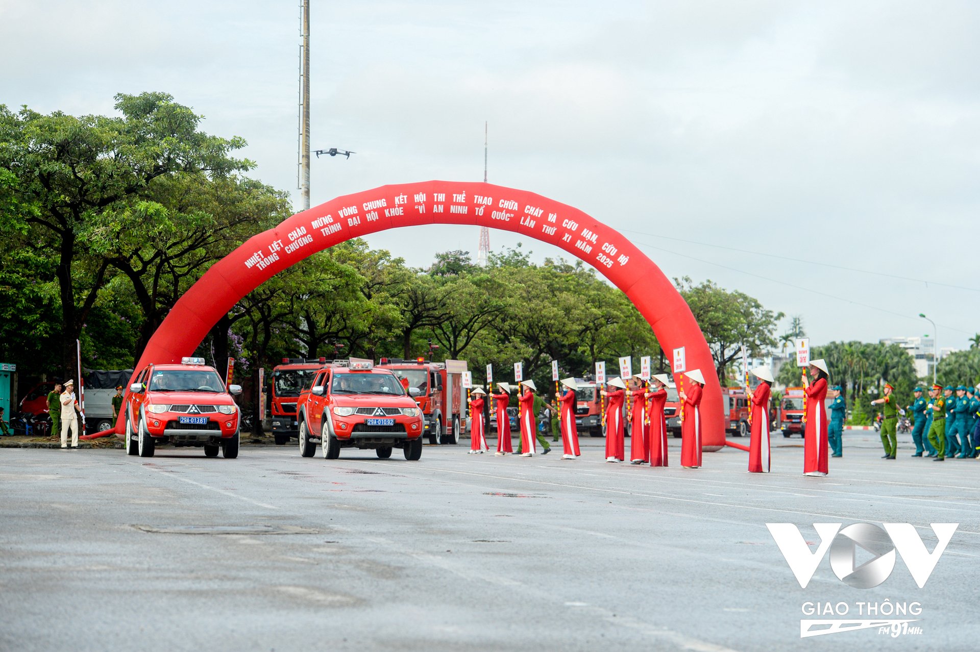Xe chỉ huy và xe chữa cháy hiện đại của Hà Nội.