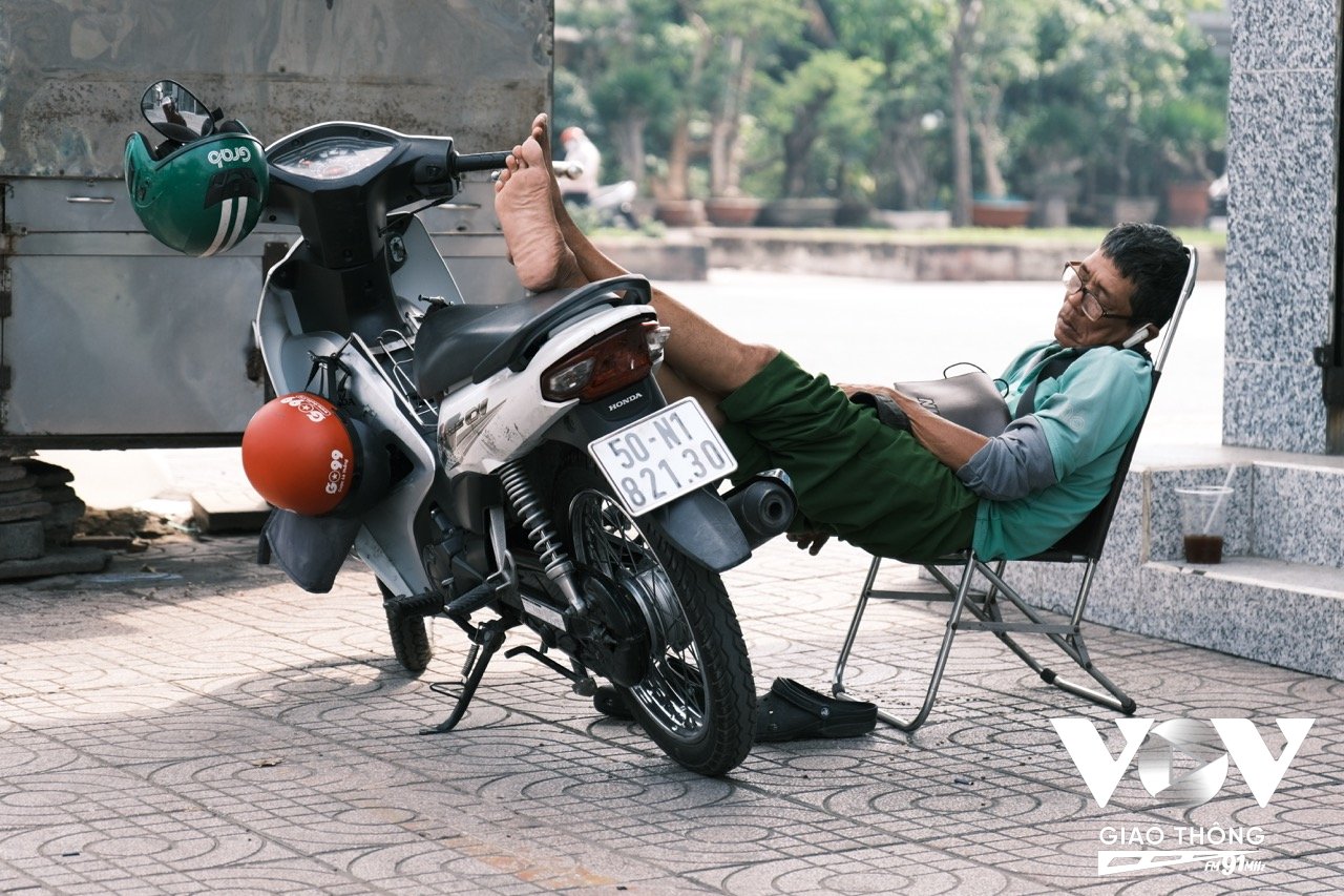 Liệu thời lượng pin có đủ đáp ứng cho một ngày làm việc cật lực, cày cuốc trên đường với quãng đường di chuyển có thể lên đến hàng trăm cây số hay không