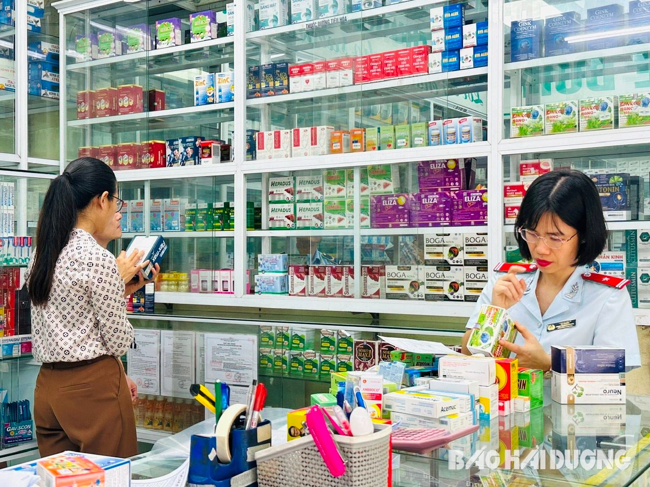 Đoàn kiểm tra của Sở Y tế Hải Dương kiểm tra thuốc, thực phẩm chức năng tại quầy thuốc trên đường Lý Thường Kiệt, TP Hải Dương (Ảnh: Báo Hải Dương)