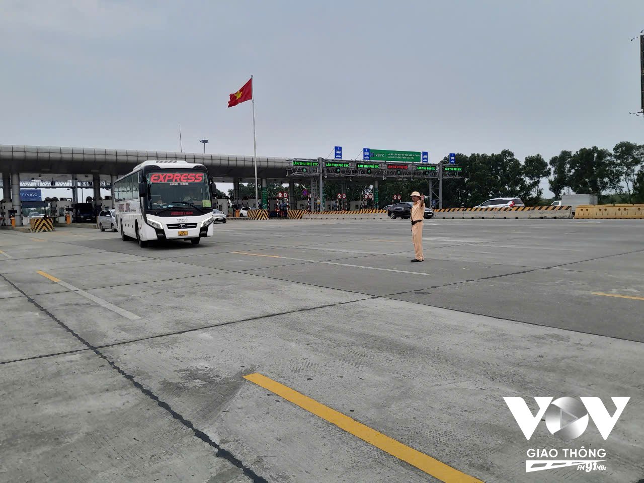 Lực lượng CSGT tập trung tối đa lực lượng phân luồng, chống ùn tắc trên các tuyến cao tốc, quốc lộ tại các cửa ngõ của Hà Nội