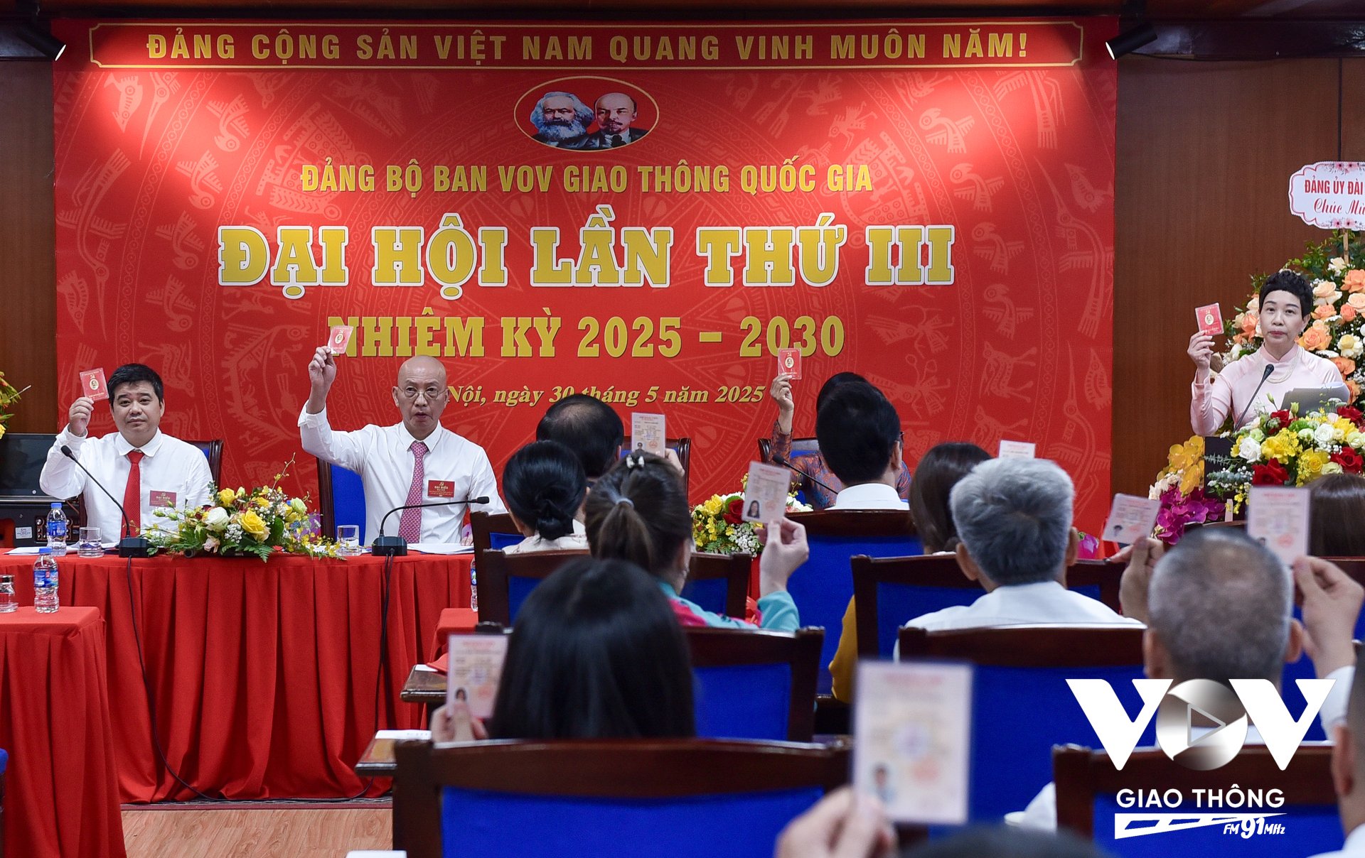 Các đại biểu biểu quyết thông qua Nghị quyết Đại hội