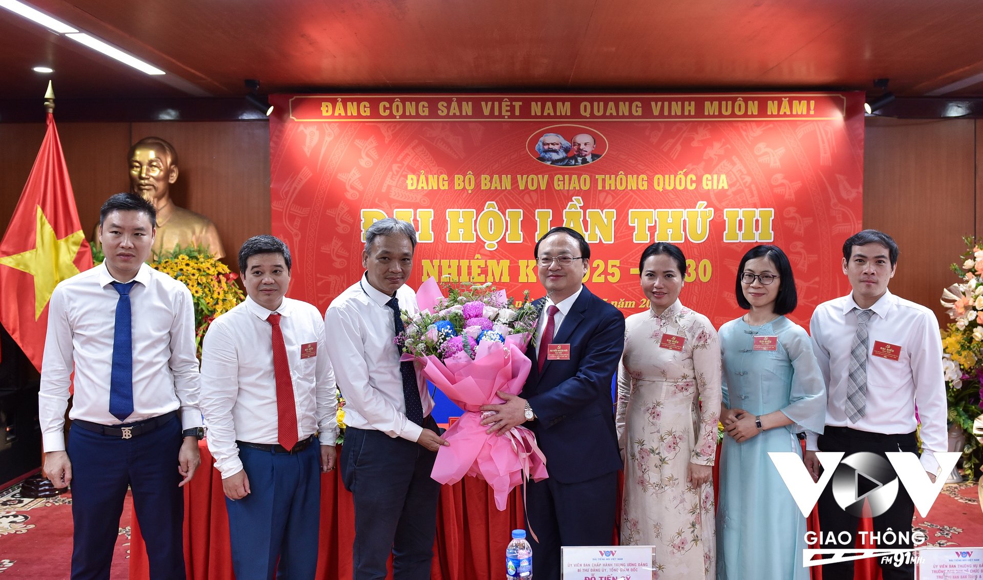 Đồng chí Đỗ Tiến Sỹ - Bí thư Đảng ủy, Tổng Giám đốc Đài Tiếng nói Việt Nam tặng hoa chúc mừng Ban chấp hành mới nhiệm kỳ 2025 - 2030.