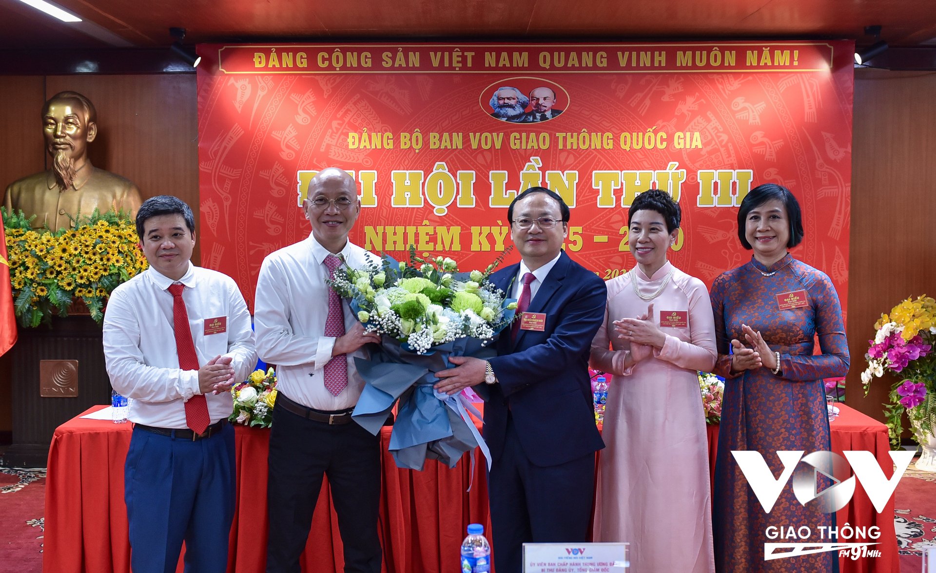 Đồng chí Đỗ Tiến Sỹ - Bí thư Đảng ủy, Tổng Giám đốc Đài Tiếng nói Việt Nam tặng hoa chúc mừng Ban chấp hành nhiệm kỳ 2020 - 2025 đã hoàn thành nhiệm vụ