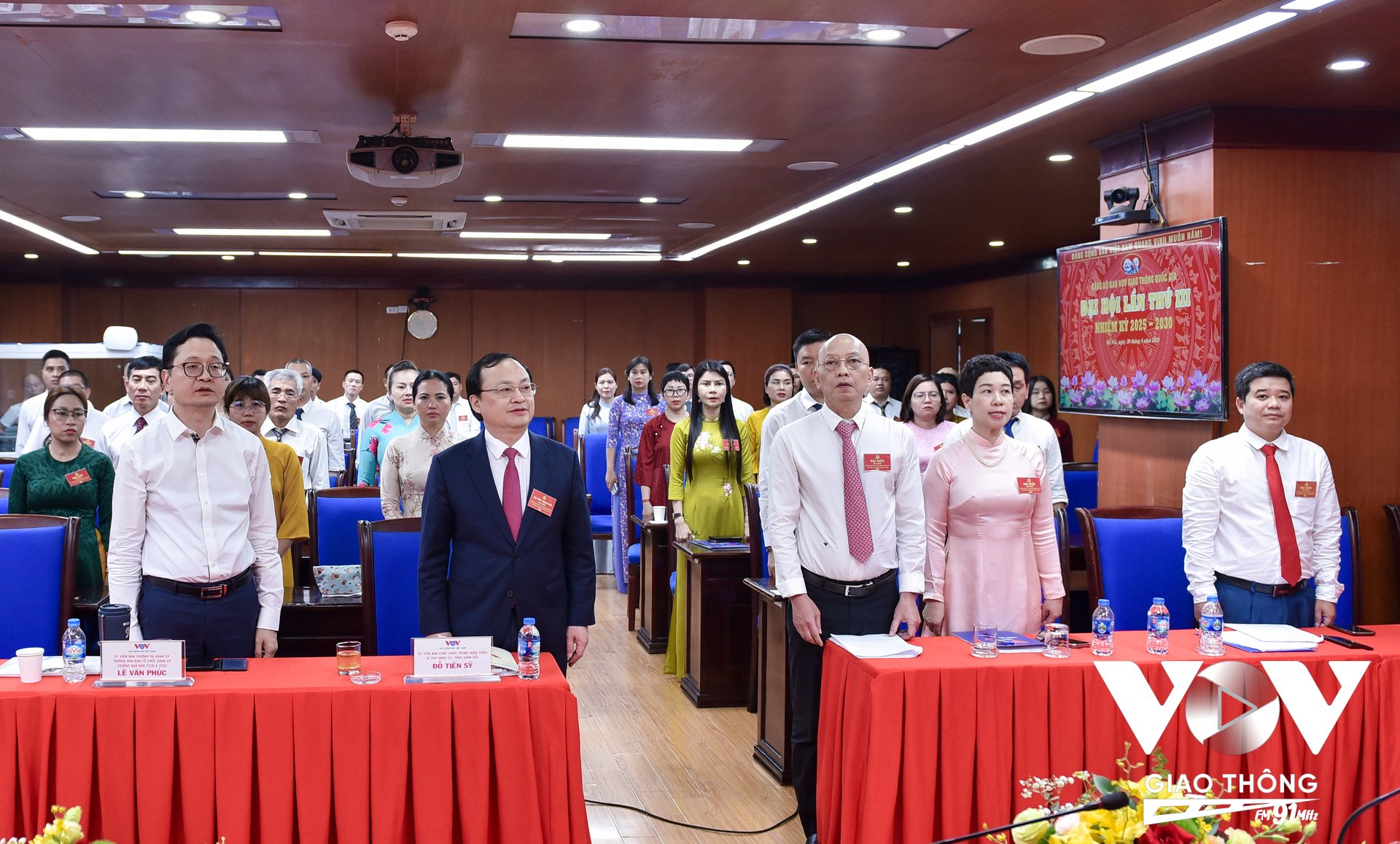 Các đại biểu thực hiện nghi thức chào cờ