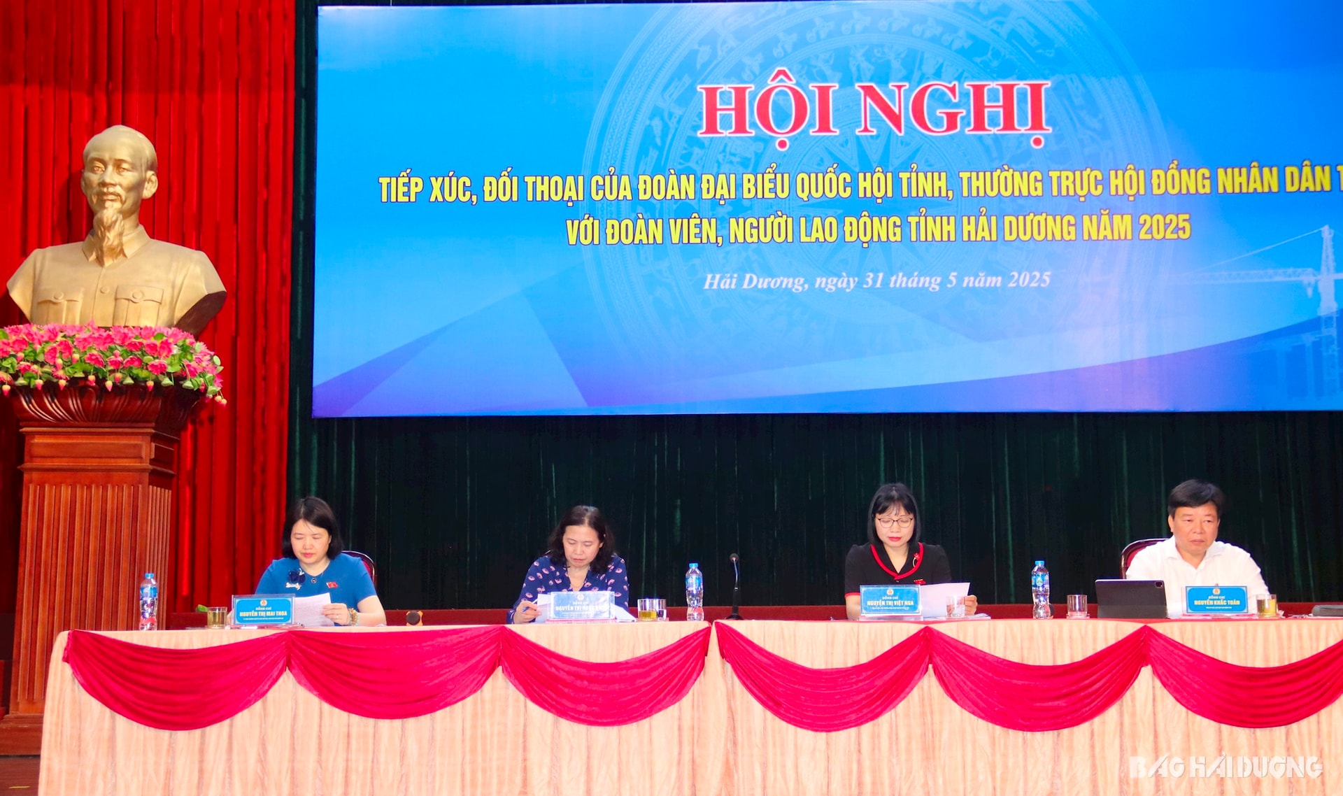 Các đồng chí Thường trực HĐND tỉnh, đại biểu Quốc hội tỉnh tiếp xúc, đối thoại với công nhân, người lao động trên địa bàn tỉnh (Ảnh: Báo Hải Dương)