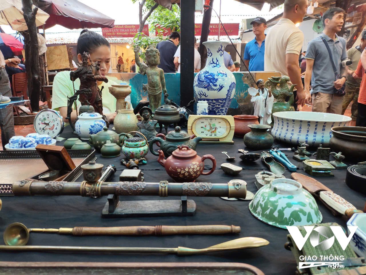 Người bán và người mua trò chuyện rôm rả, chia sẻ những câu chuyện xưa cũ.