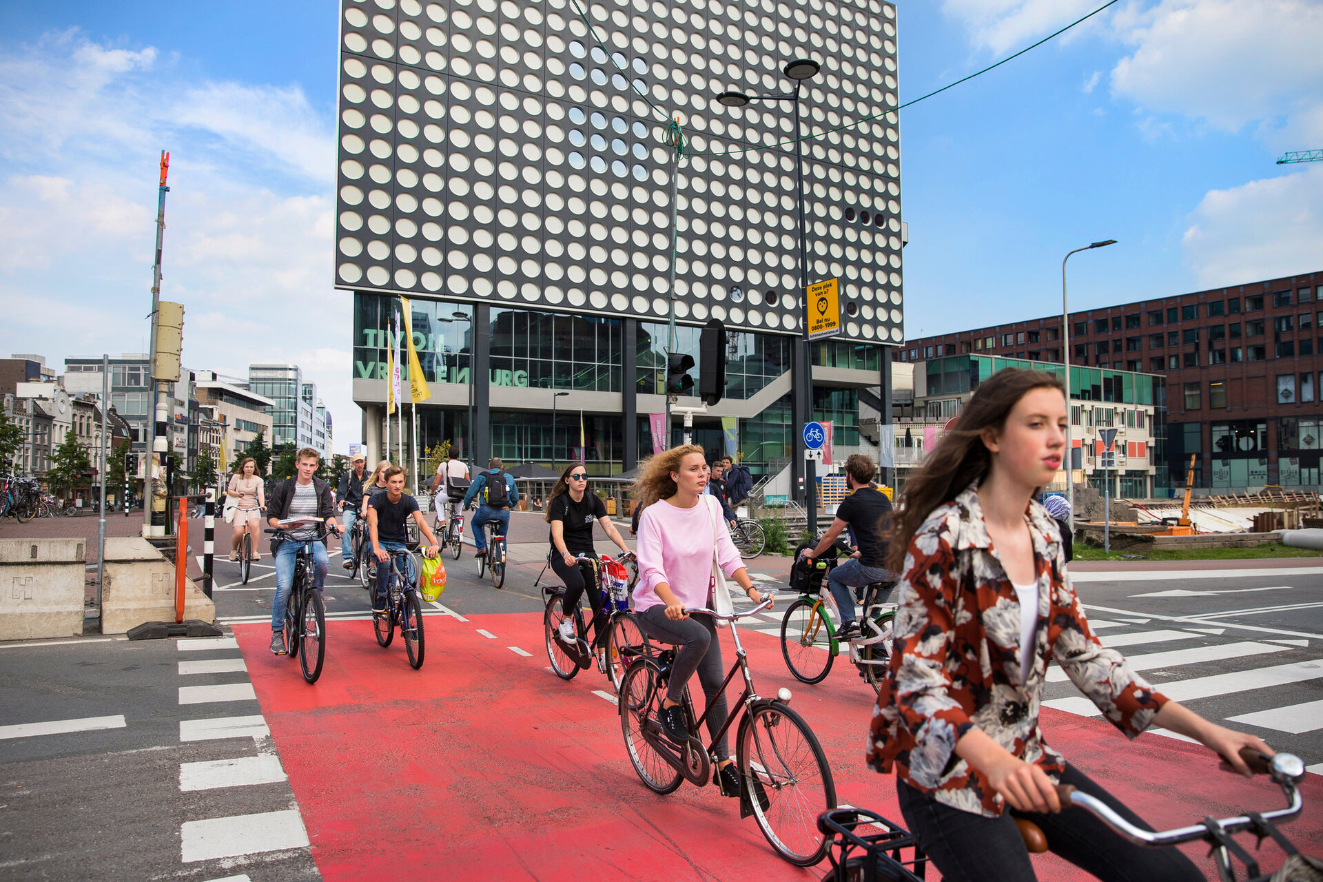 Người dân đạp xe tại Utrecht, Hà Lan. Ảnh: The New York Times